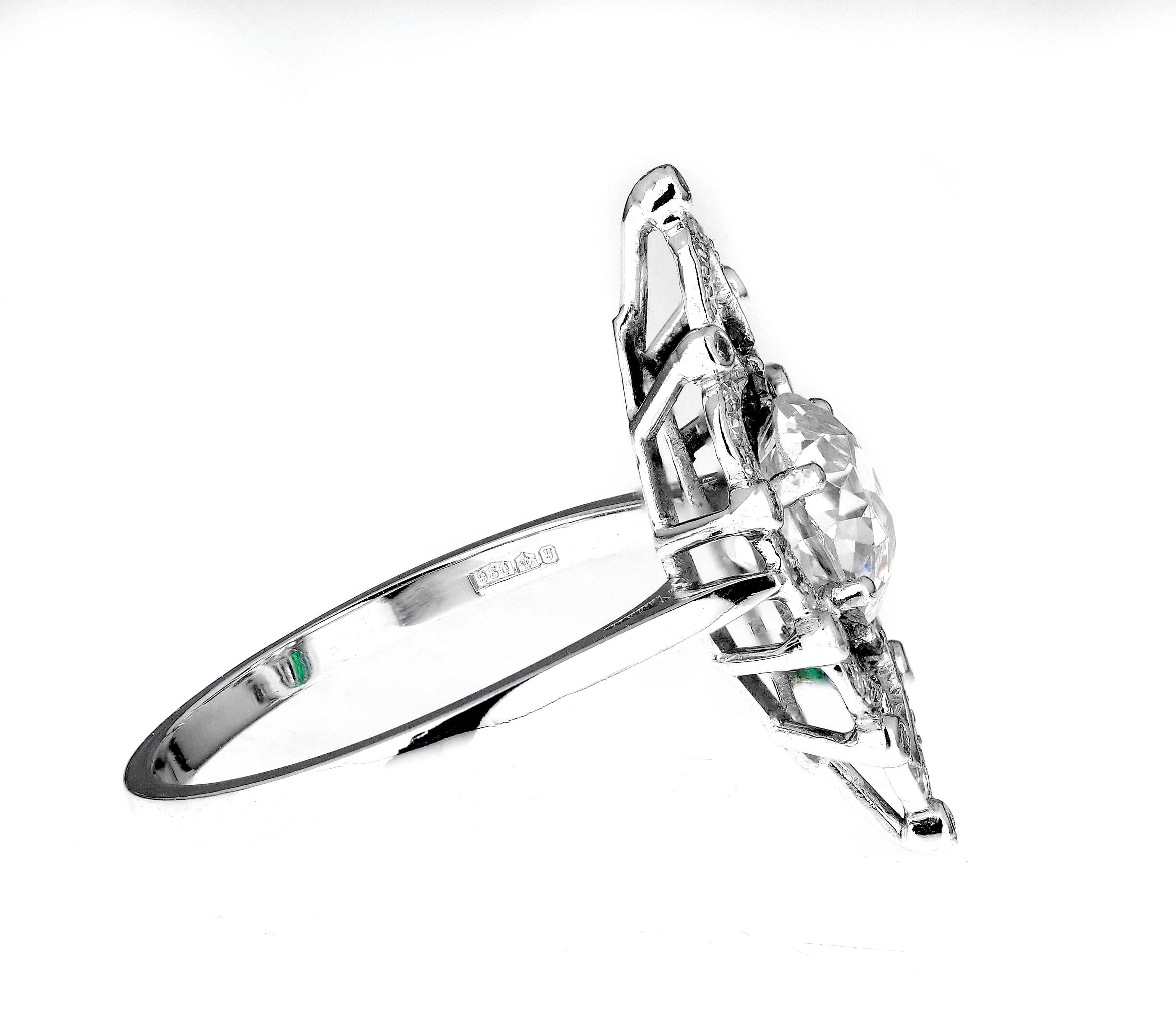 Antiker edwardianischer Diamantring aus Platin mit 2,0 Karat im alteuropäischen Kissenschliff und Smaragd (Edwardian) im Angebot