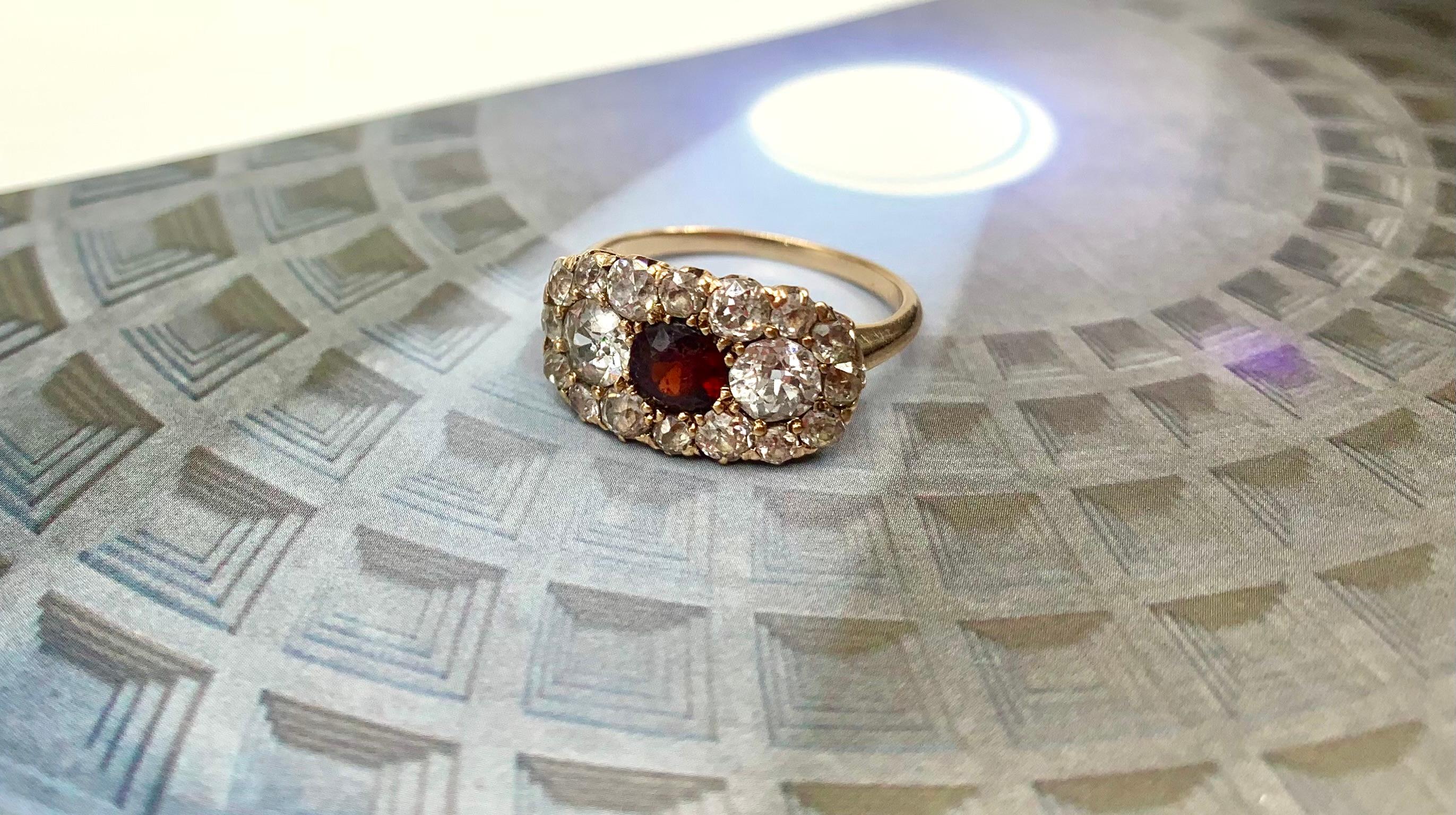 Bague classique en or jaune 18 carats, diamant de taille européenne, grenat et diamant d'époque édouardienne
Début du 20e siècle
Provenance : de la propriété de Greenwich, CT, d'une famille dont la lignée remonte jusqu'au roi George II