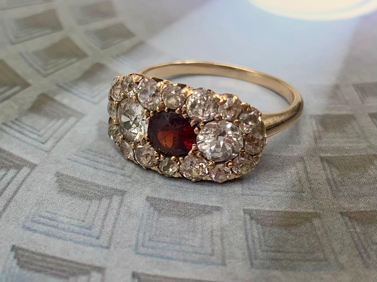 Édouardien Bague ancienne édouardienne en or jaune 18 carats, diamant taille européenne et grenat en vente