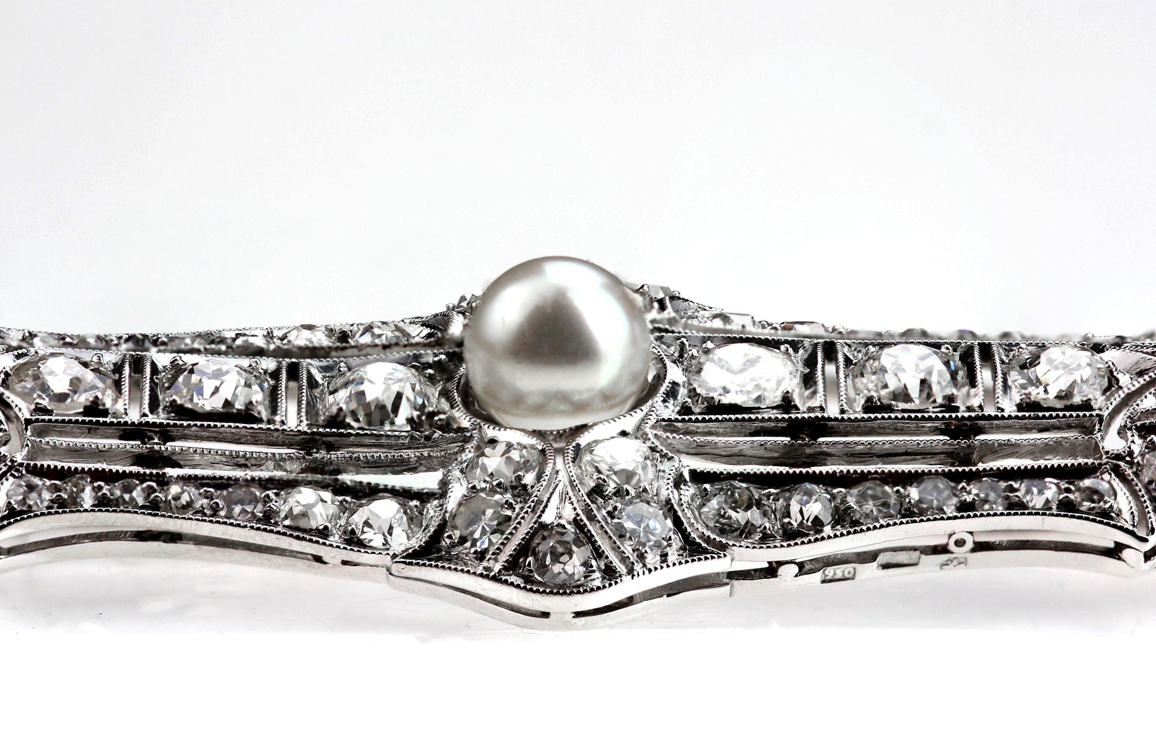 Antique, Edwardian brooch set with diamonds pearls. 
60 x Old European cut diamond 2.60 carats, assessed colour H/I, assessed clarity VS/SI
1 x Pearl, measurement 6.1 x 6.1 mm 