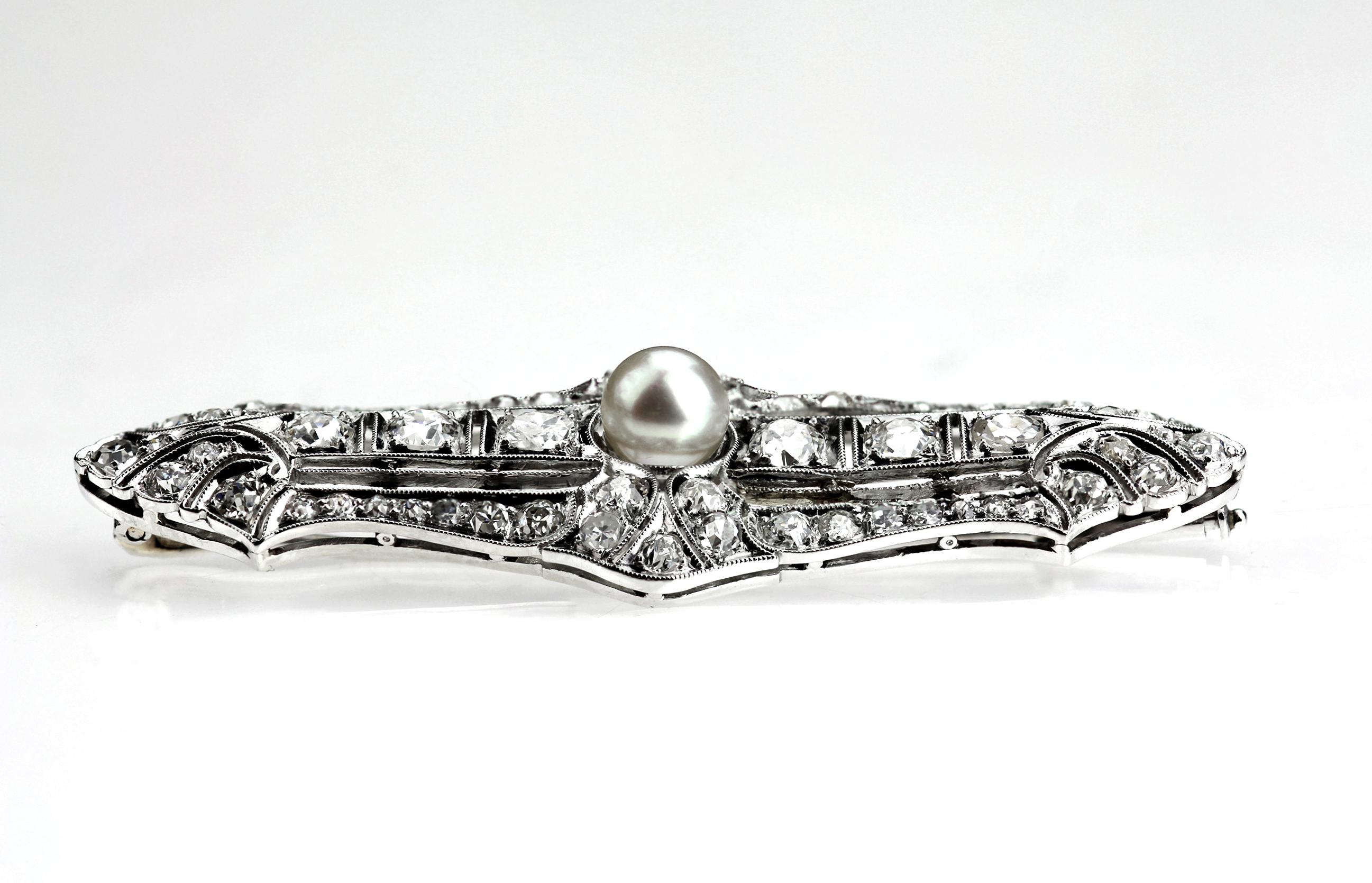 Antique Edwardian Old European Cut Diamonds and Pearl Brooch in Platinum In Excellent Condition In London, GB