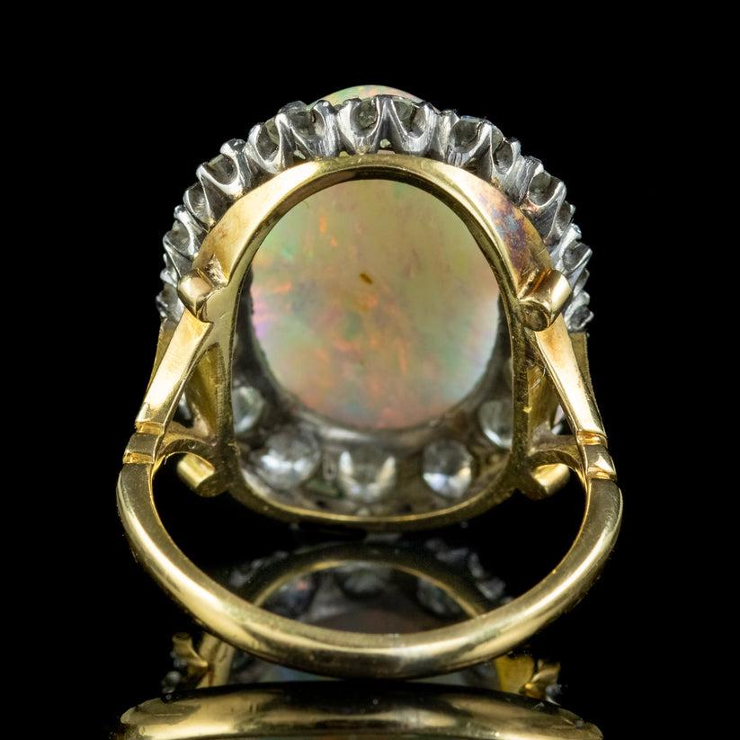 Taille brillant Bague édouardienne ancienne en grappe d'opales et de diamants en opale de 10 carats en vente