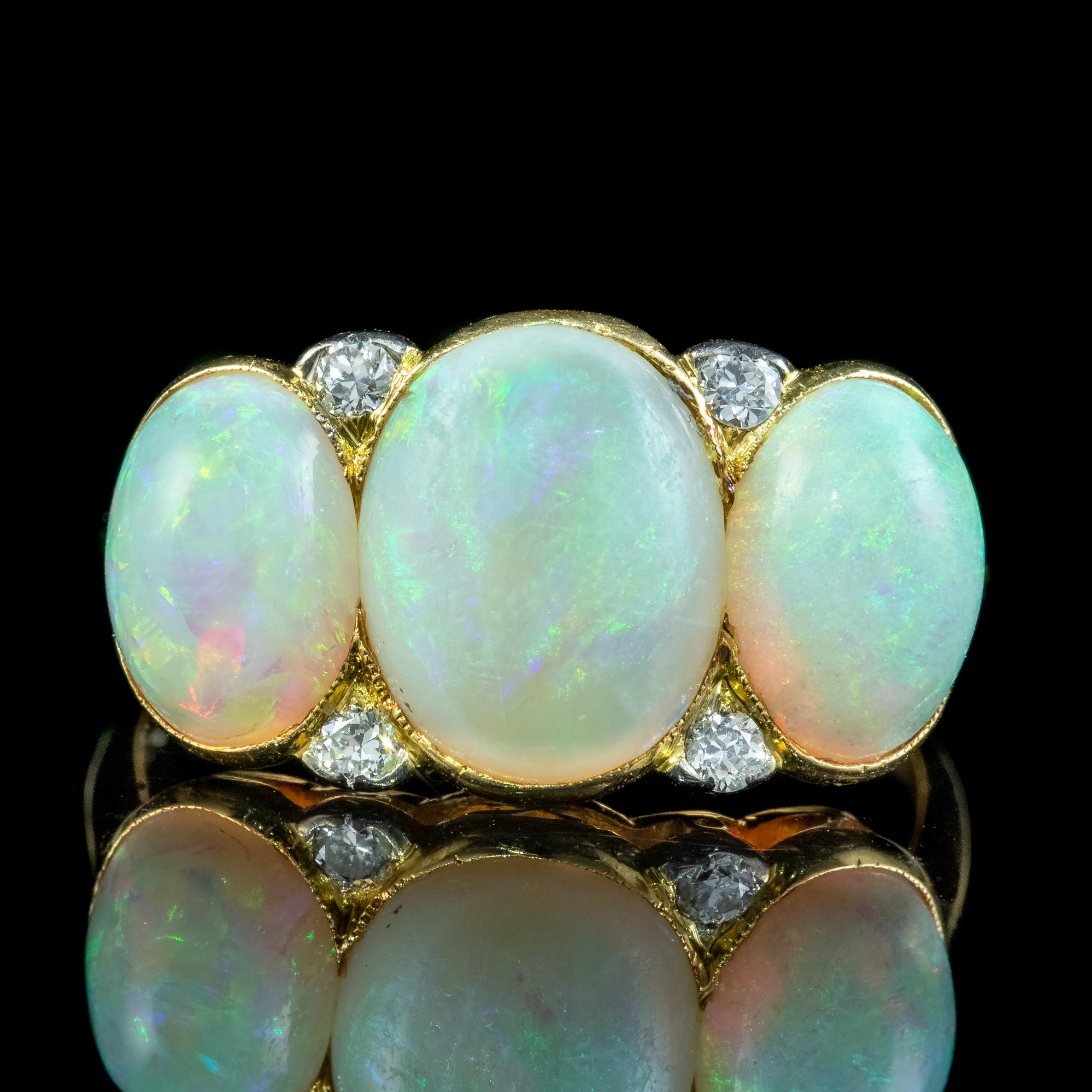 Antiker edwardianischer Opal-Diamant-Trilogie-Ring 7 Karat insgesamt (Edwardian) im Angebot