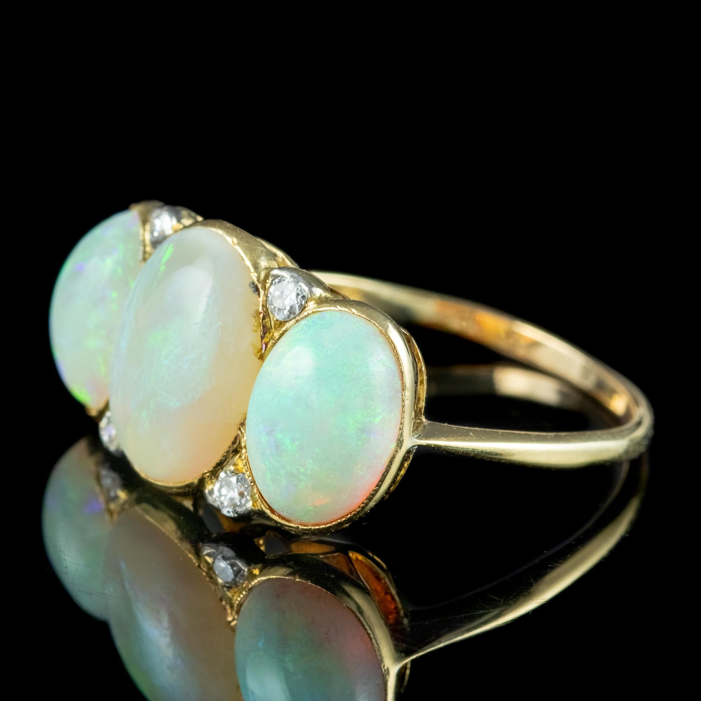 Antiker edwardianischer Opal-Diamant-Trilogie-Ring 7 Karat insgesamt (Cabochon) im Angebot