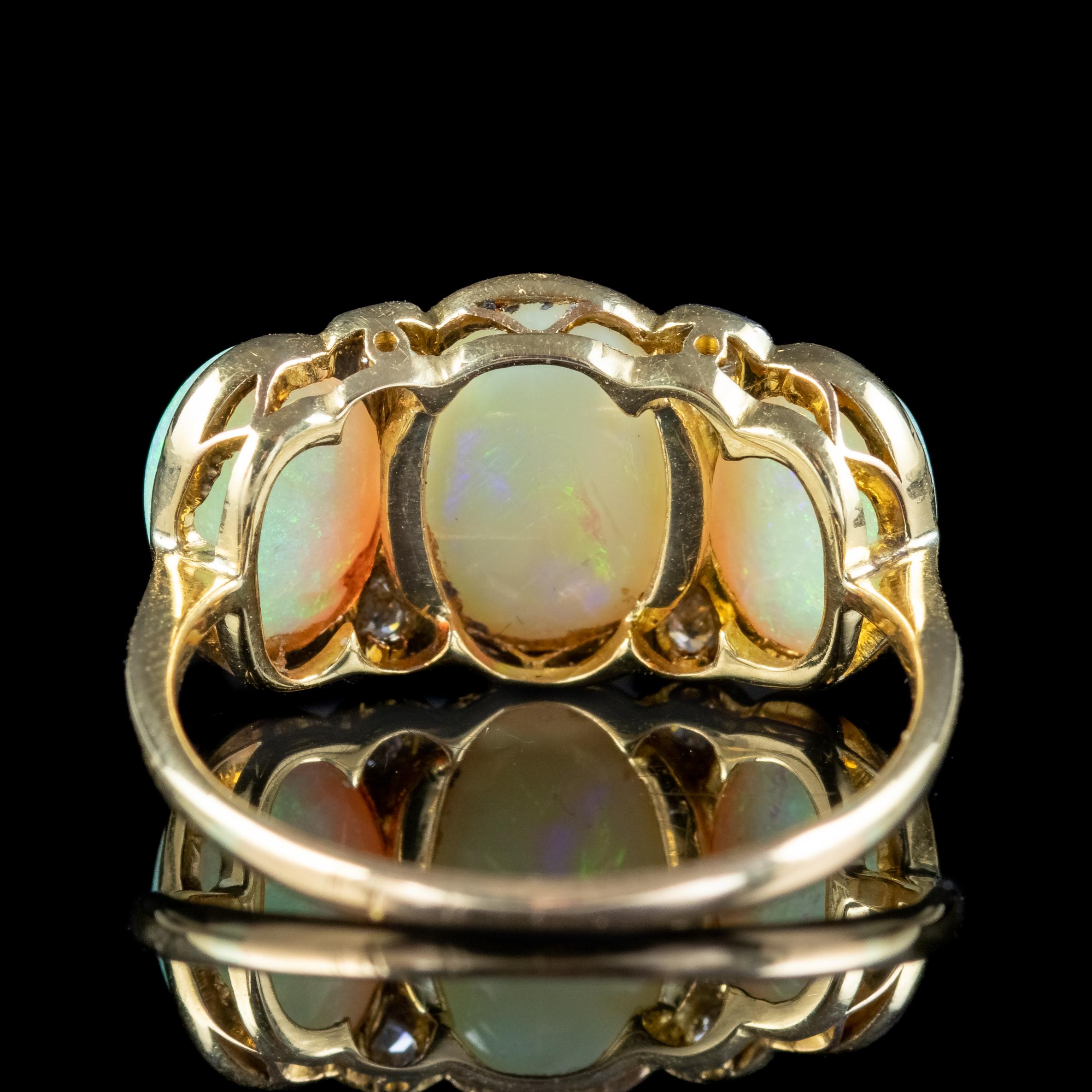 Antiker edwardianischer Opal-Diamant-Trilogie-Ring 7 Karat insgesamt im Zustand „Gut“ im Angebot in Kendal, GB