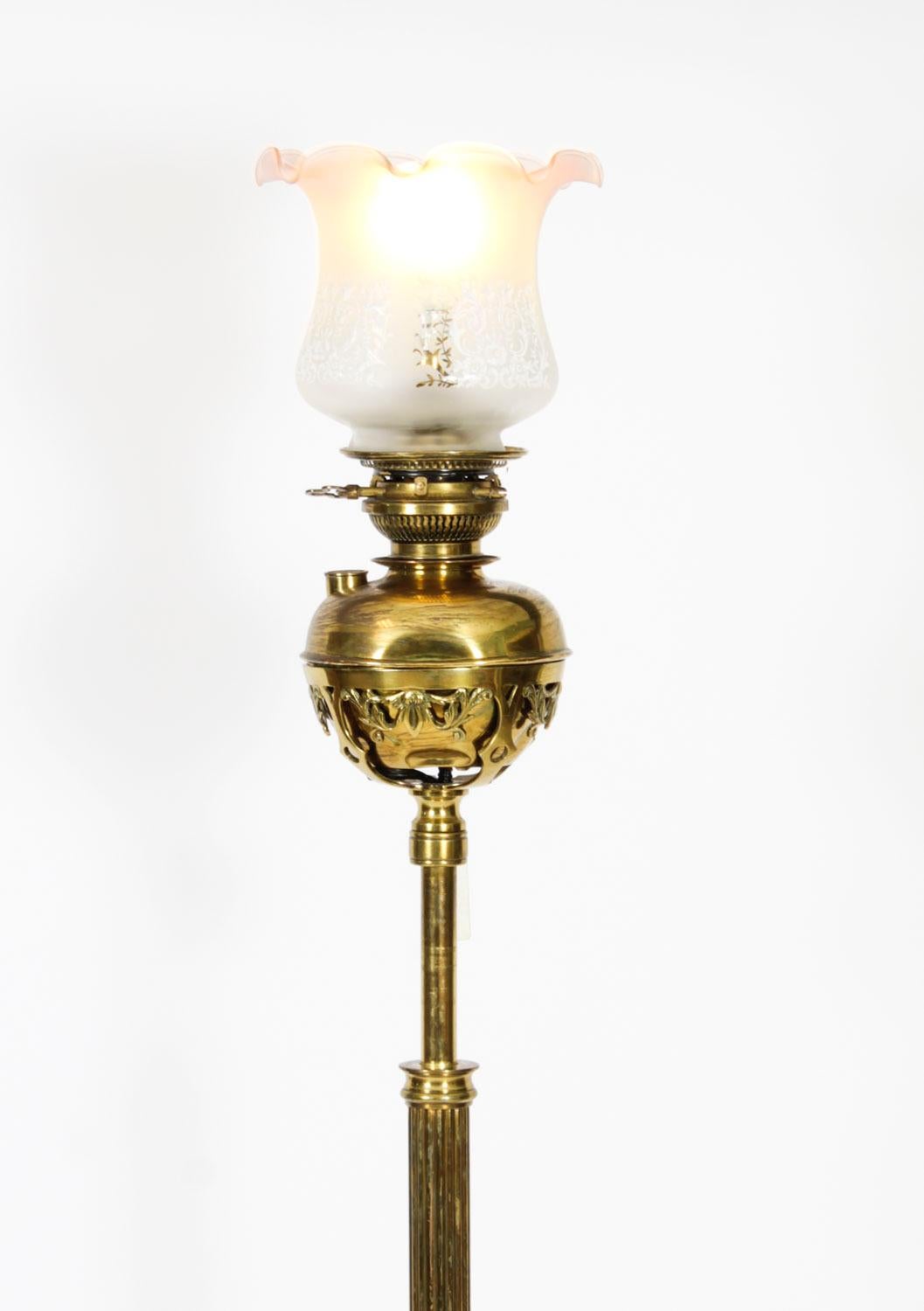 Il s'agit d'une très belle lampe à huile ancienne de style édouardien de haute qualité en bronze doré, maintenant convertie à l'électricité, datant d'environ 1890.

Cette splendide lampe présente un magnifique abat-jour en verre gravé d'origine,