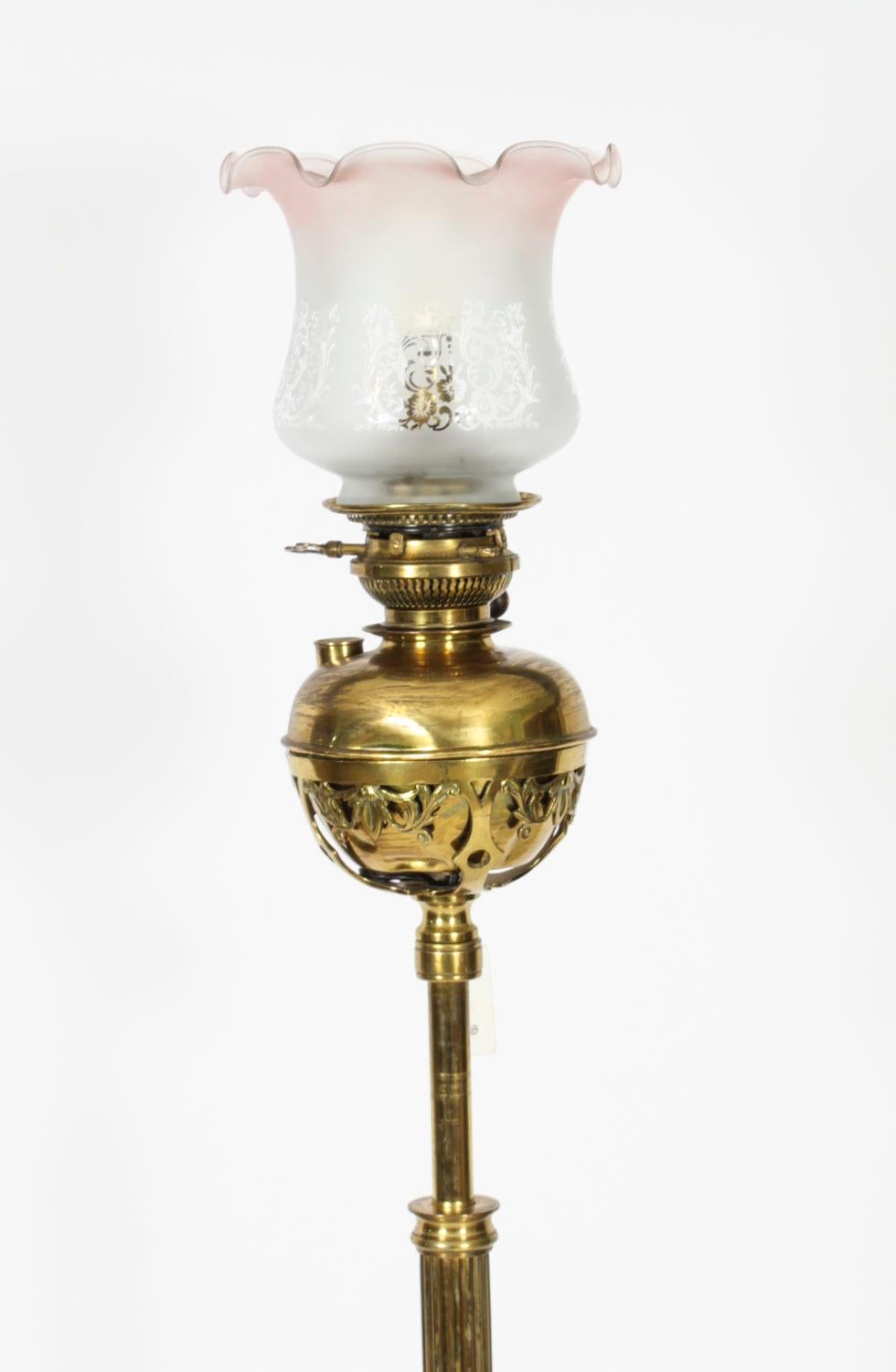 Doré Ancienne lampe à huile standard en bronze doré d'époque édouardienne 19ème siècle en vente