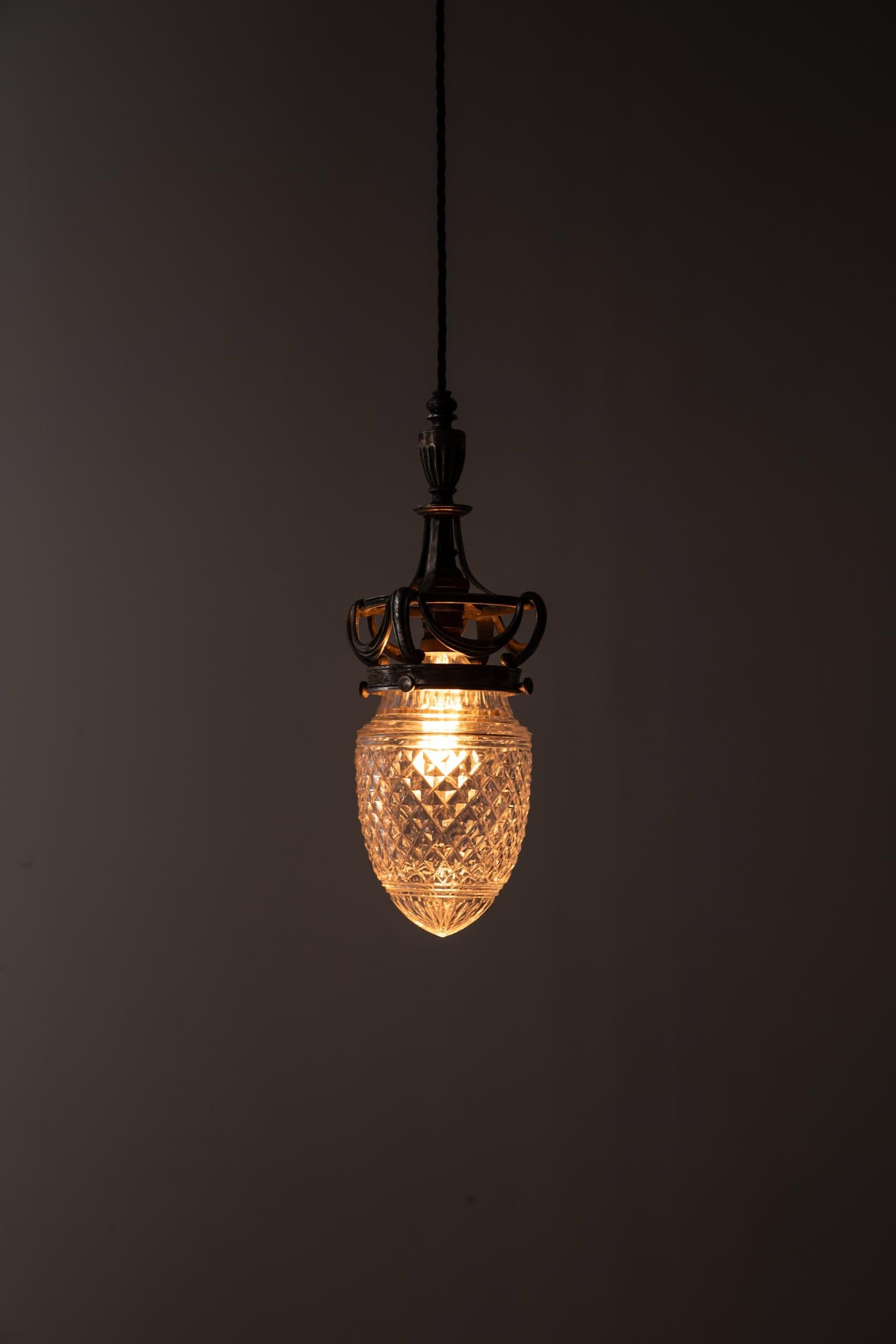 Un'elegante lampada a sospensione in vetro tagliato realizzata in Inghilterra da F&C Osler. C.C.

Di forma e design bellissimi, paralume in vetro tagliato a mano a forma di goccia. Galleria in ottone finemente fuso e placcato argento di altissima