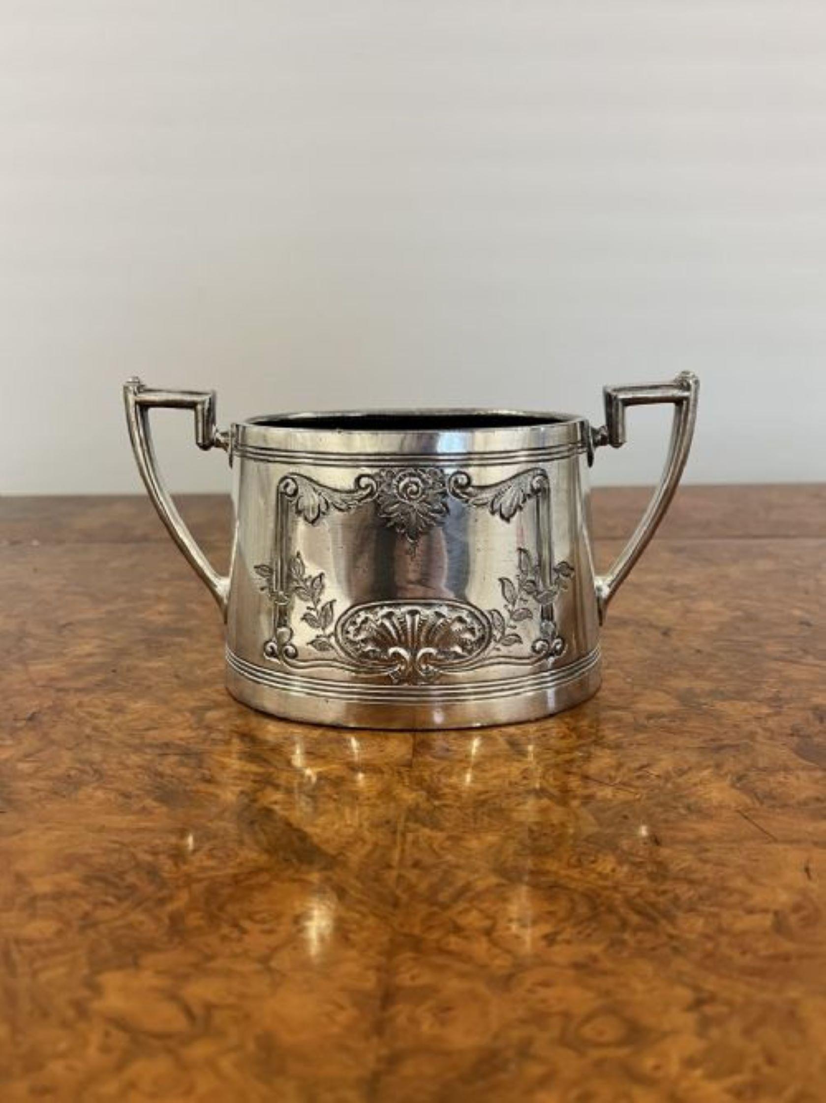Antiguo juego de té eduardiano de tres piezas bañado en plata ornamentada Eduardiano en venta