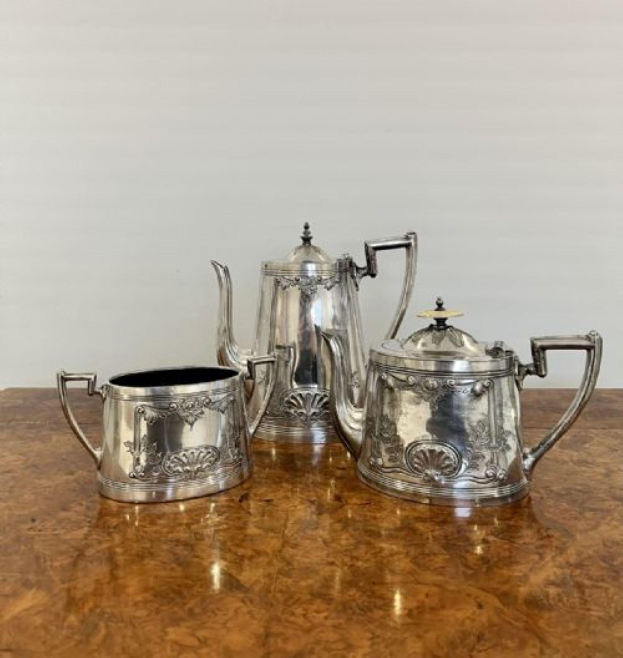 Antiguo juego de té eduardiano de tres piezas bañado en plata ornamentada en Bueno estado para la venta en Ipswich, GB