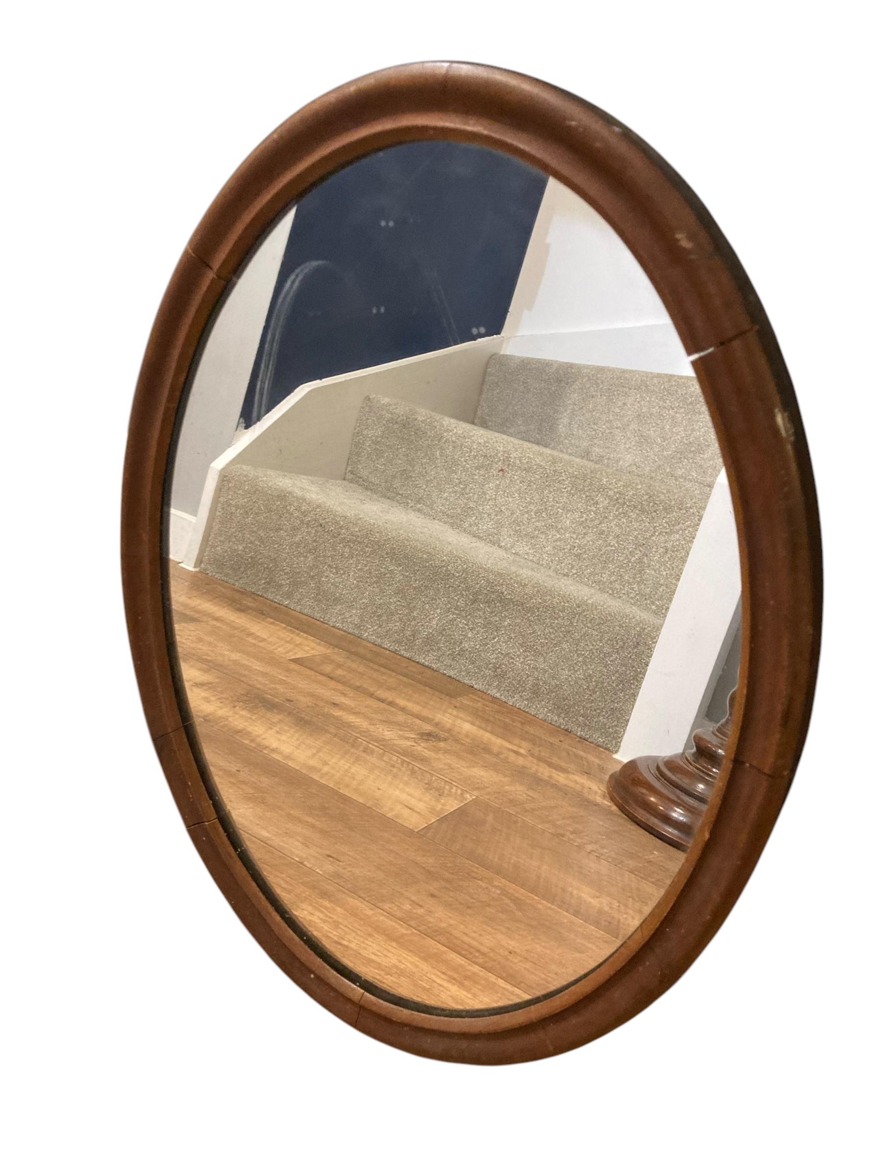 Europeo Antique Mirror ovale edoardiano con cornice in mogano in vendita