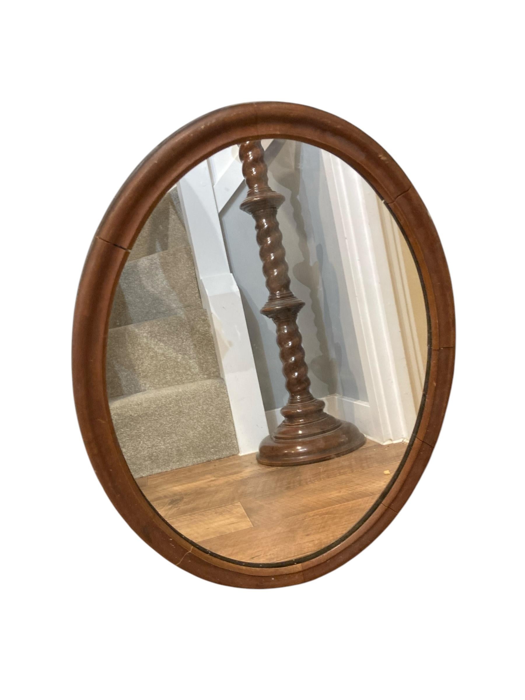 XX secolo Antique Mirror ovale edoardiano con cornice in mogano in vendita