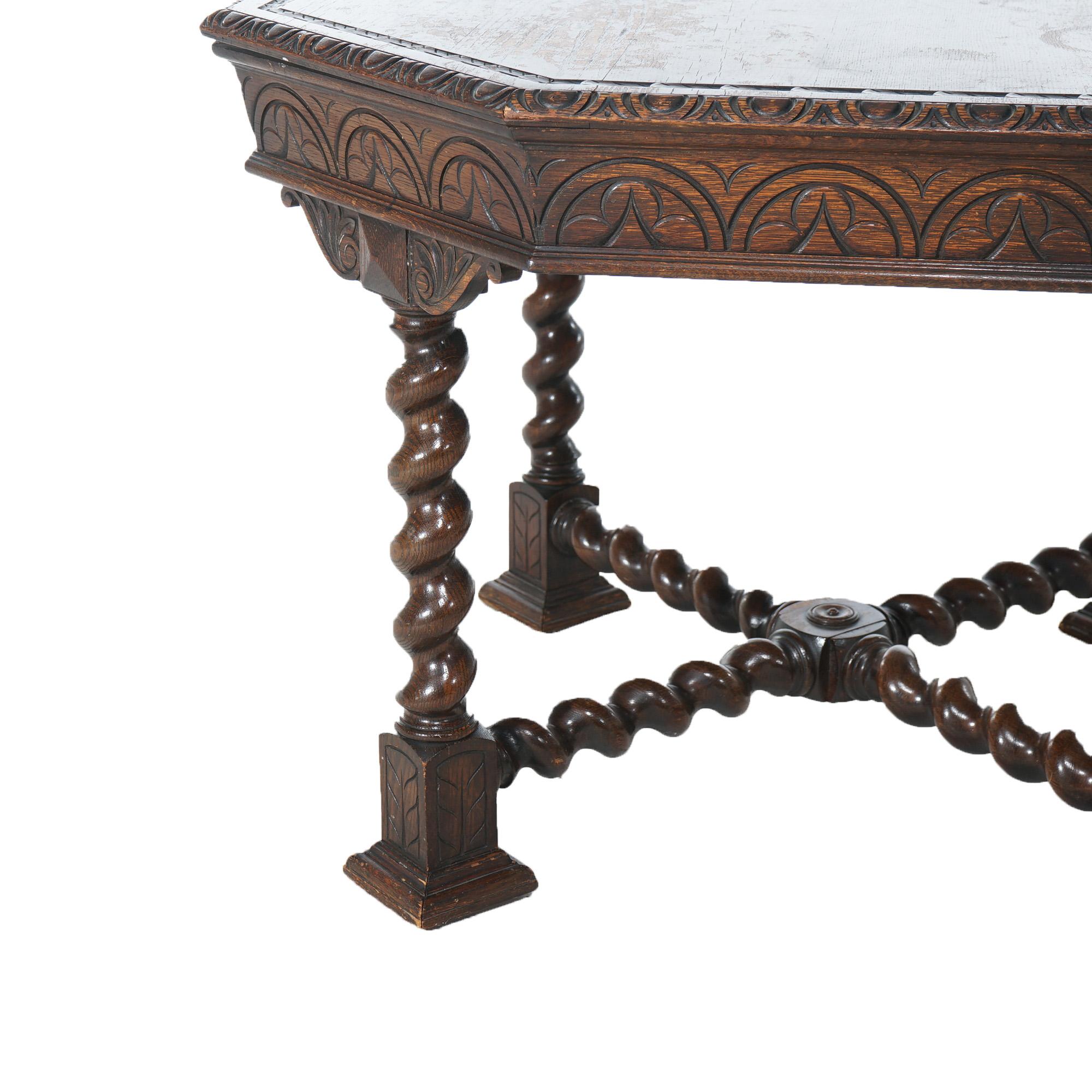 Ancienne table centrale octogonale édouardienne surdimensionnée en chêne sculpté, C1910 Bon état - En vente à Big Flats, NY