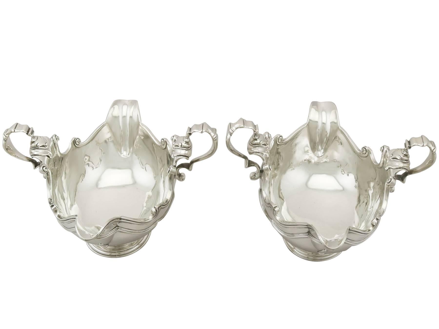 An exceptional, fine and impressive, pair of antique Edwardian Britannia standard silver sauceboats in a George II style; an addition to our dining silverware collection.

These exceptional antique Edwardian Britannia standard silver sauceboats