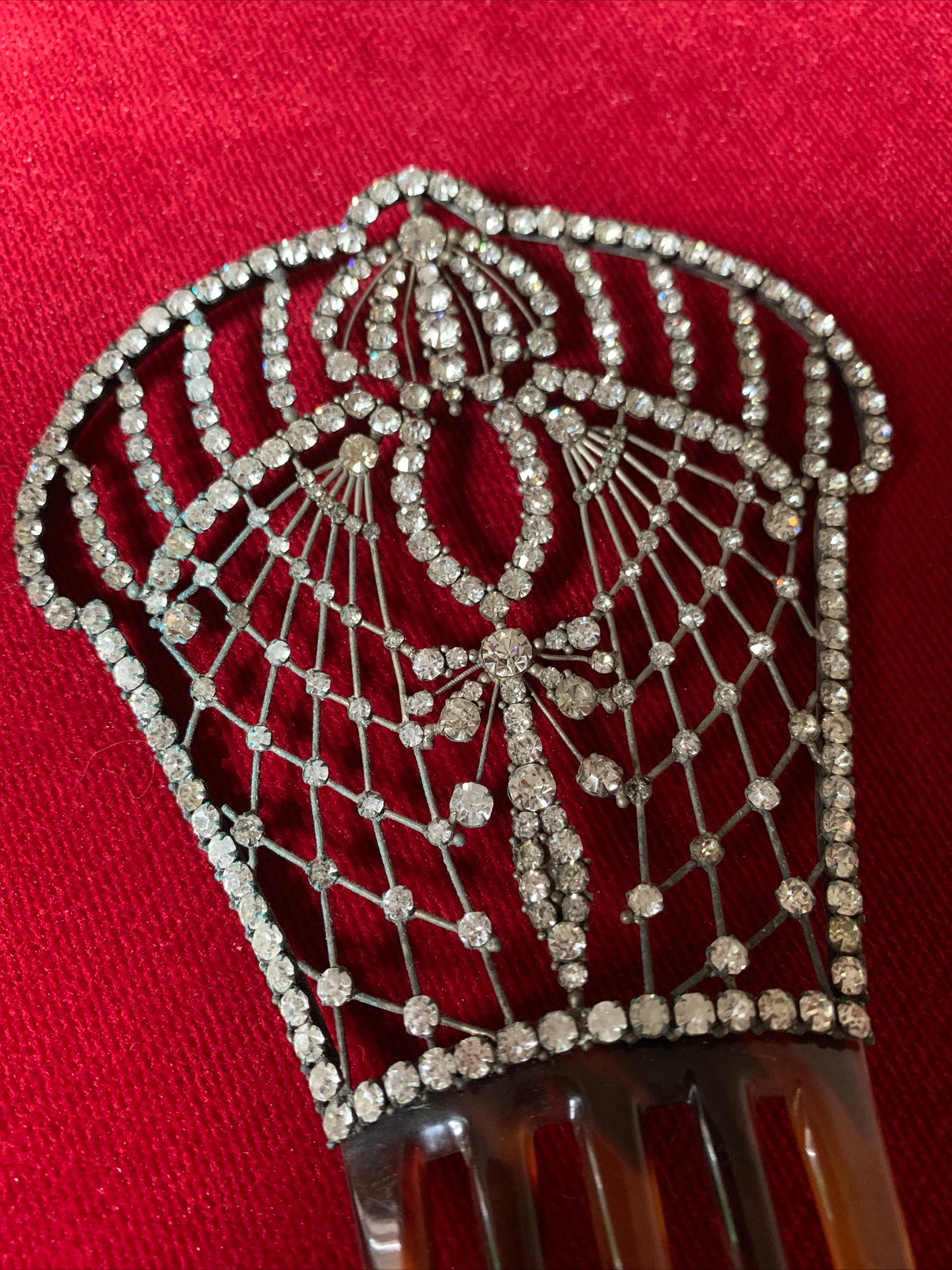 Exquisite Antique Edwardian Paste Hair Comb Ornament Mantilla Mint.

Five prongs.

A stunning tortoiseshell hair comb decorated with beautiful paste crystals .

This is a really amazing piece.

It's in fabulous condition .

A large size Measuring