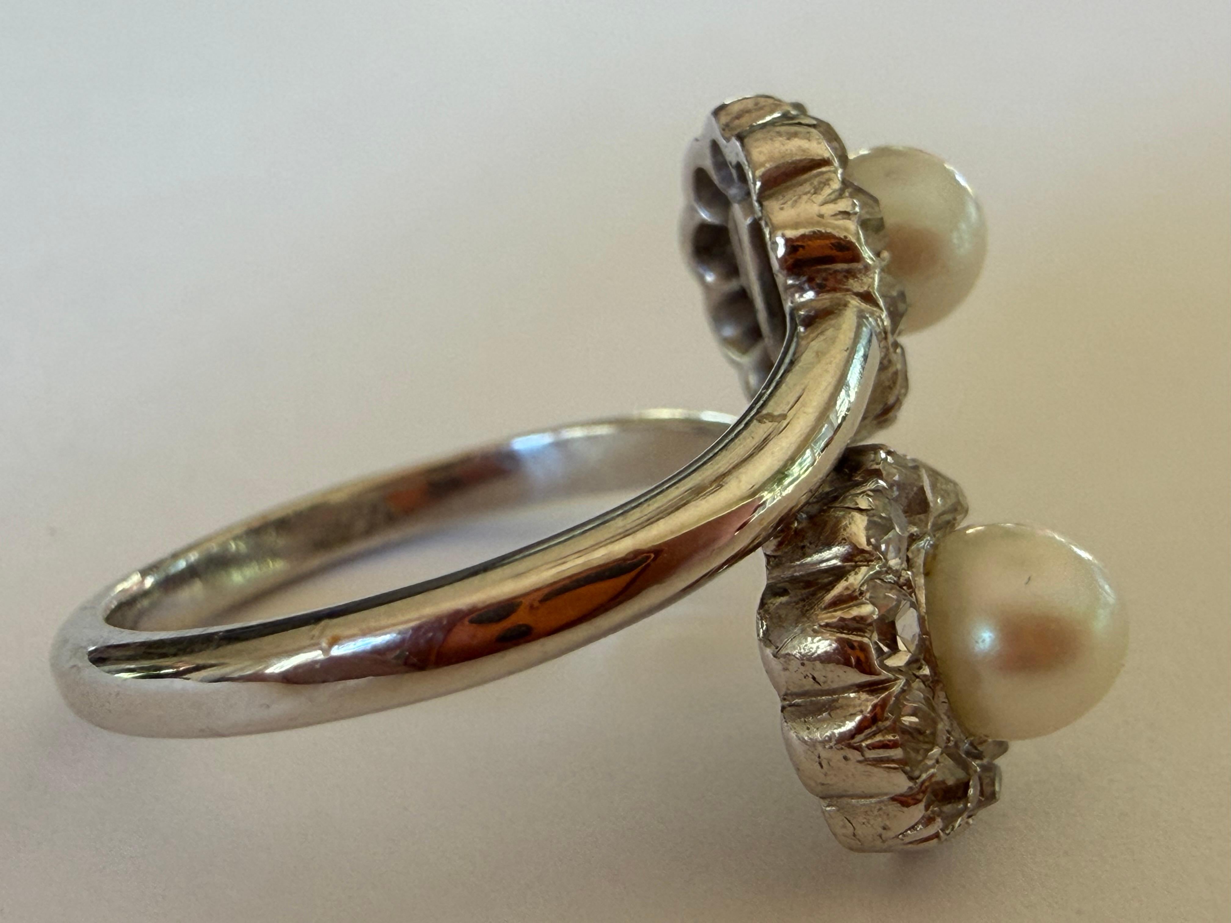 Taille vieille mine Bague bypass ancienne de style édouardien en perles et diamants par William Greenwood & Sons en vente