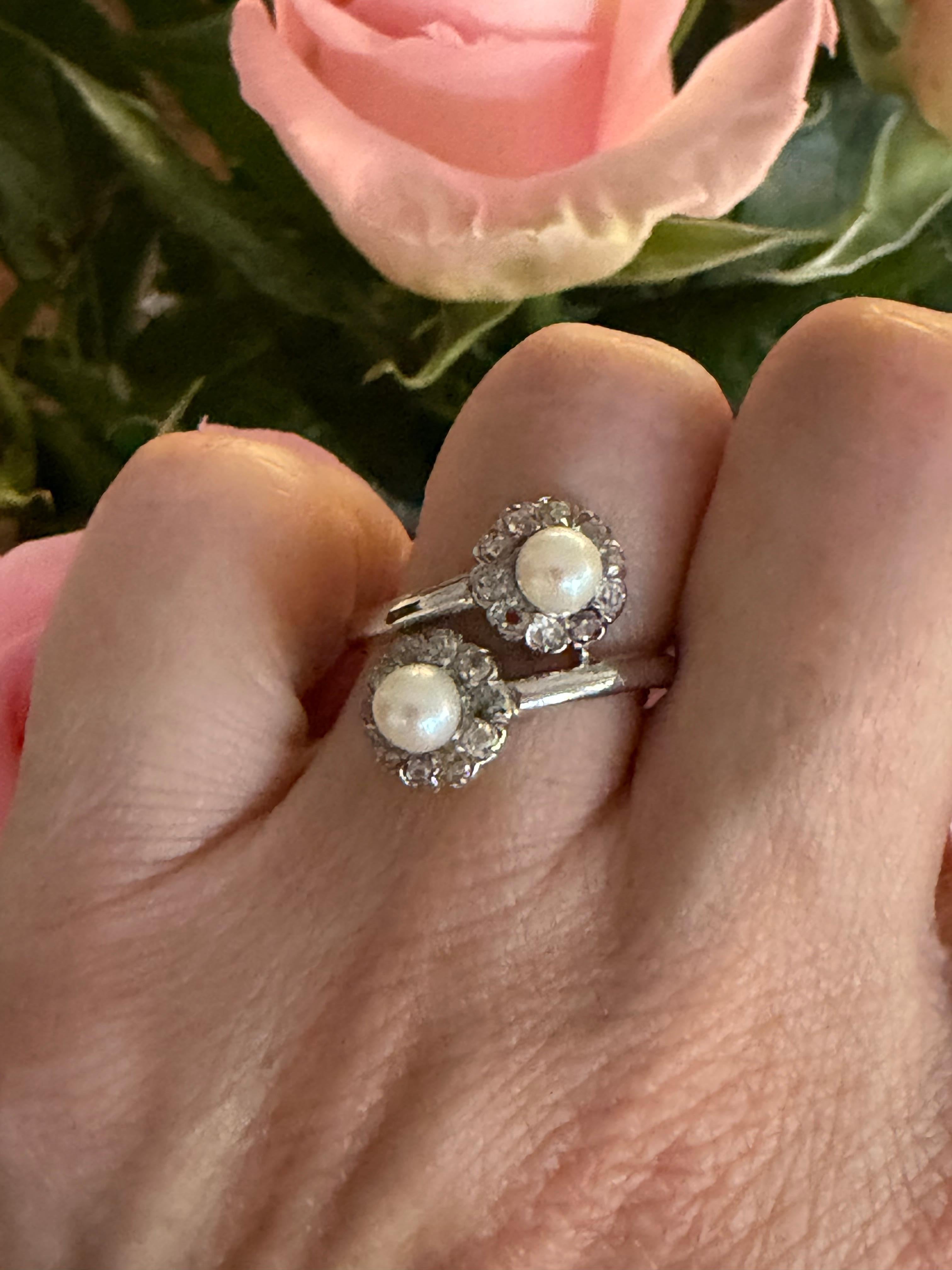 Bague bypass ancienne de style édouardien en perles et diamants par William Greenwood & Sons Bon état - En vente à Denver, CO