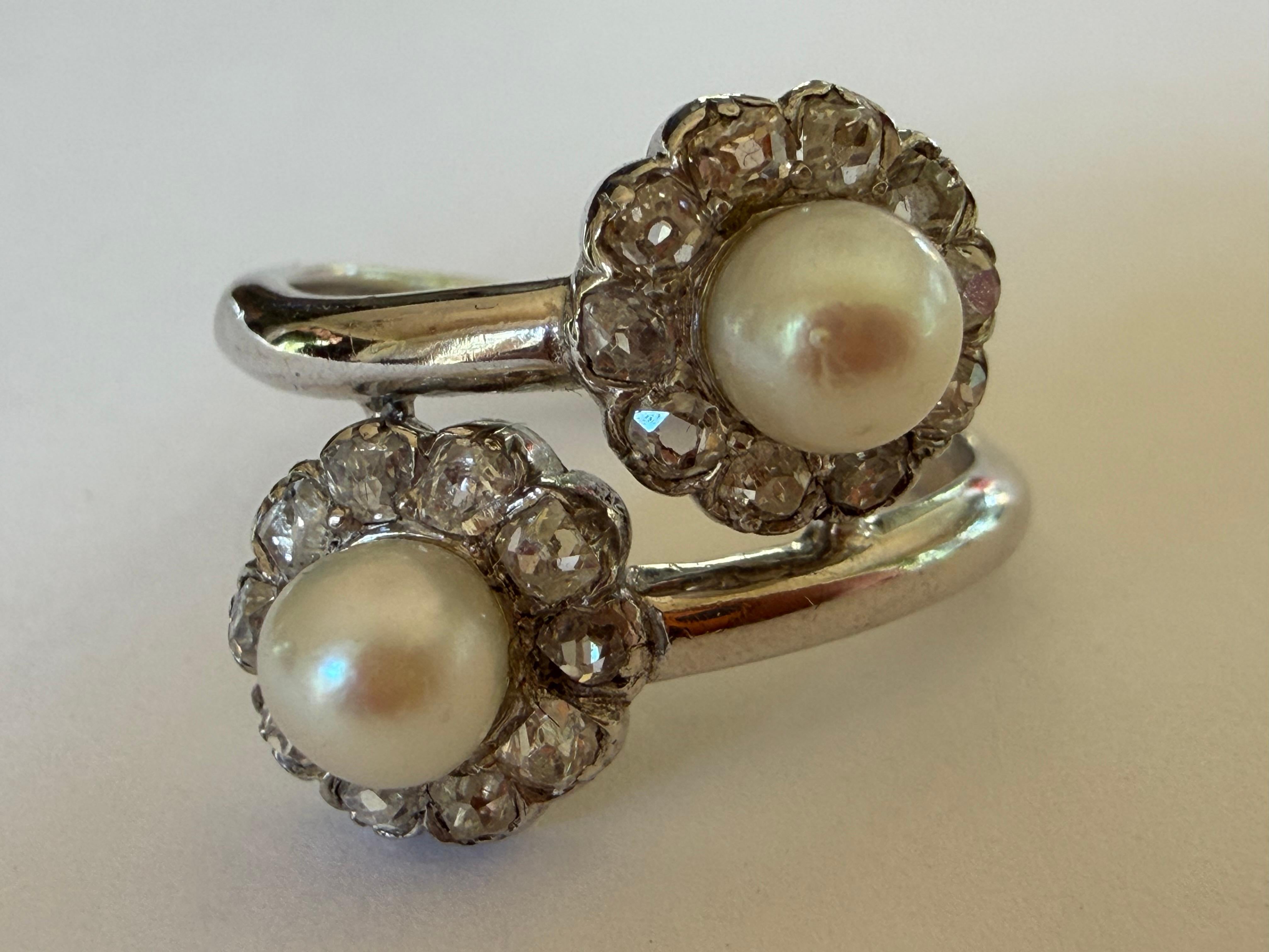 Bague bypass ancienne de style édouardien en perles et diamants par William Greenwood & Sons en vente 1