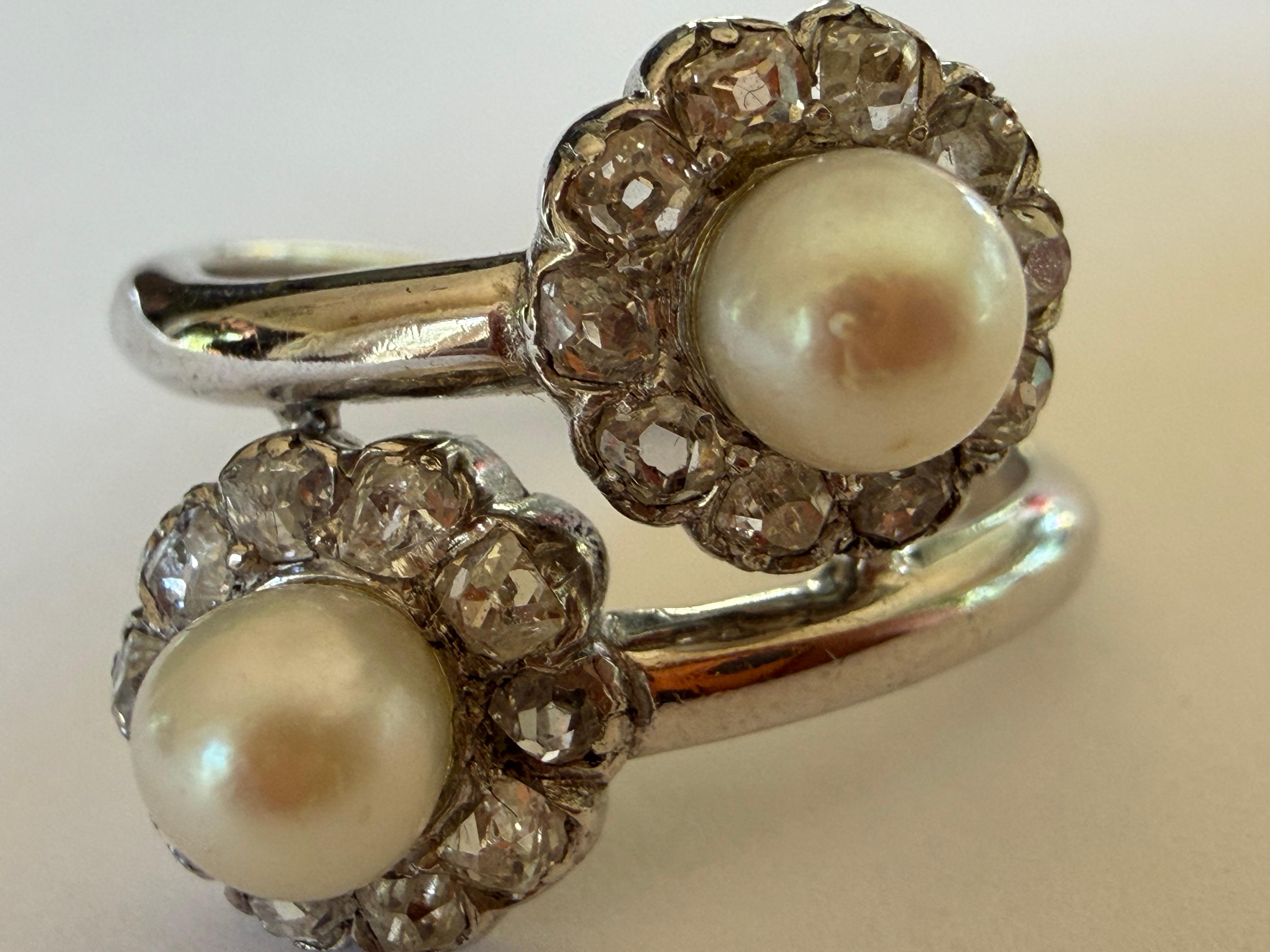 Bague bypass ancienne de style édouardien en perles et diamants par William Greenwood & Sons en vente 2