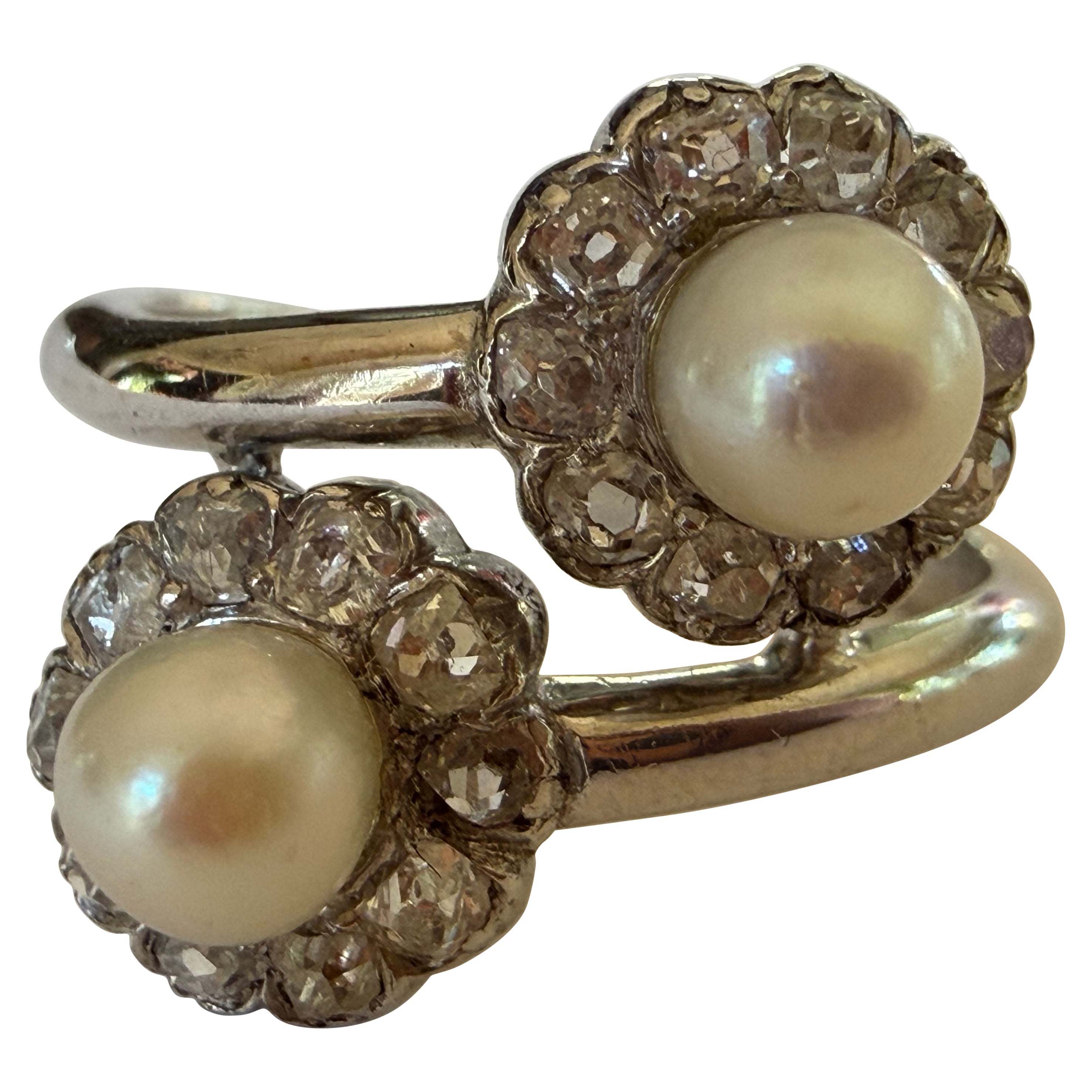 Bague bypass ancienne de style édouardien en perles et diamants par William Greenwood 
Sons en vente