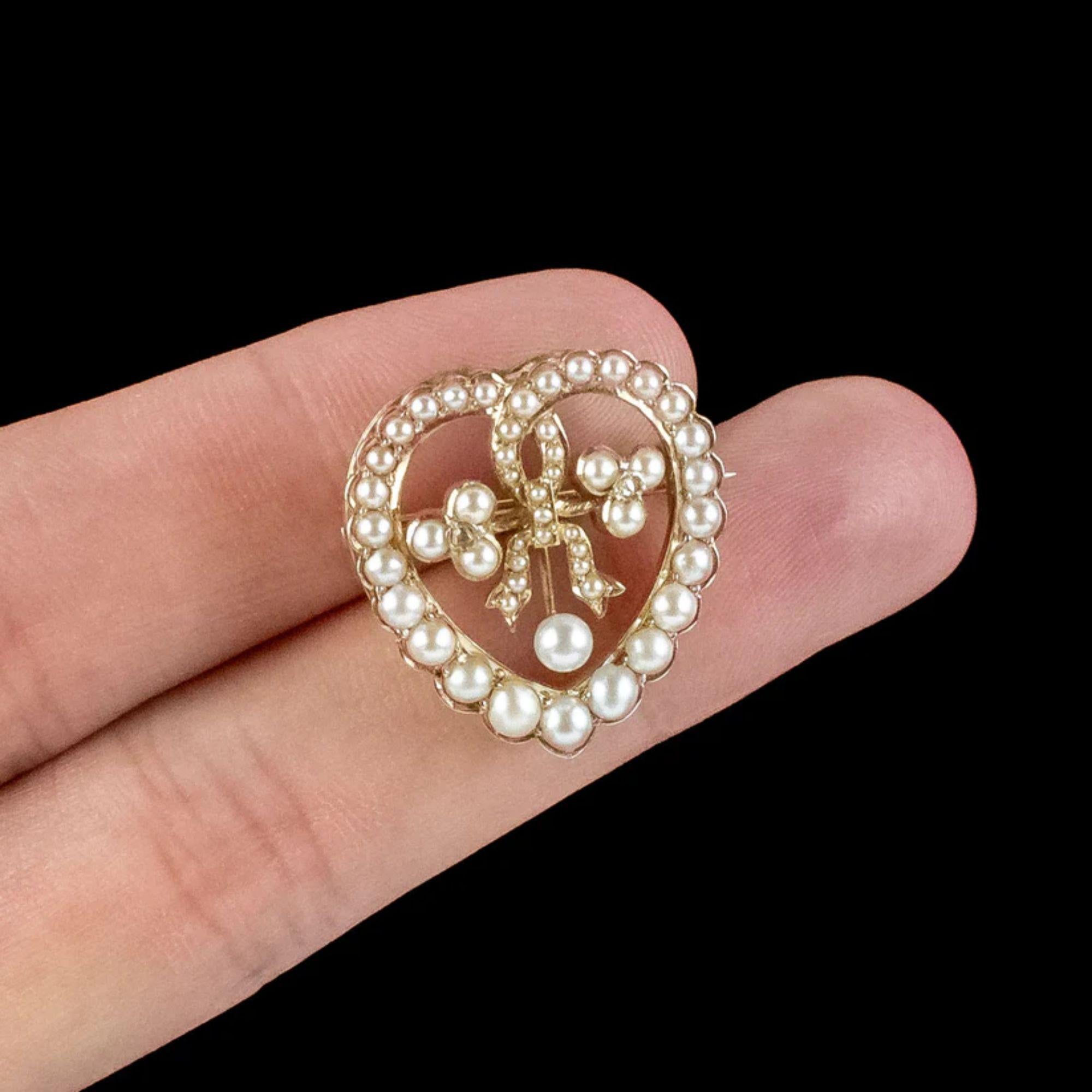 Antike edwardianische Perlen-Diamanten-Herz-Brosche aus 15-karätigem Gold, um 1901 - 1915 im Zustand „Gut“ im Angebot in Kendal, GB