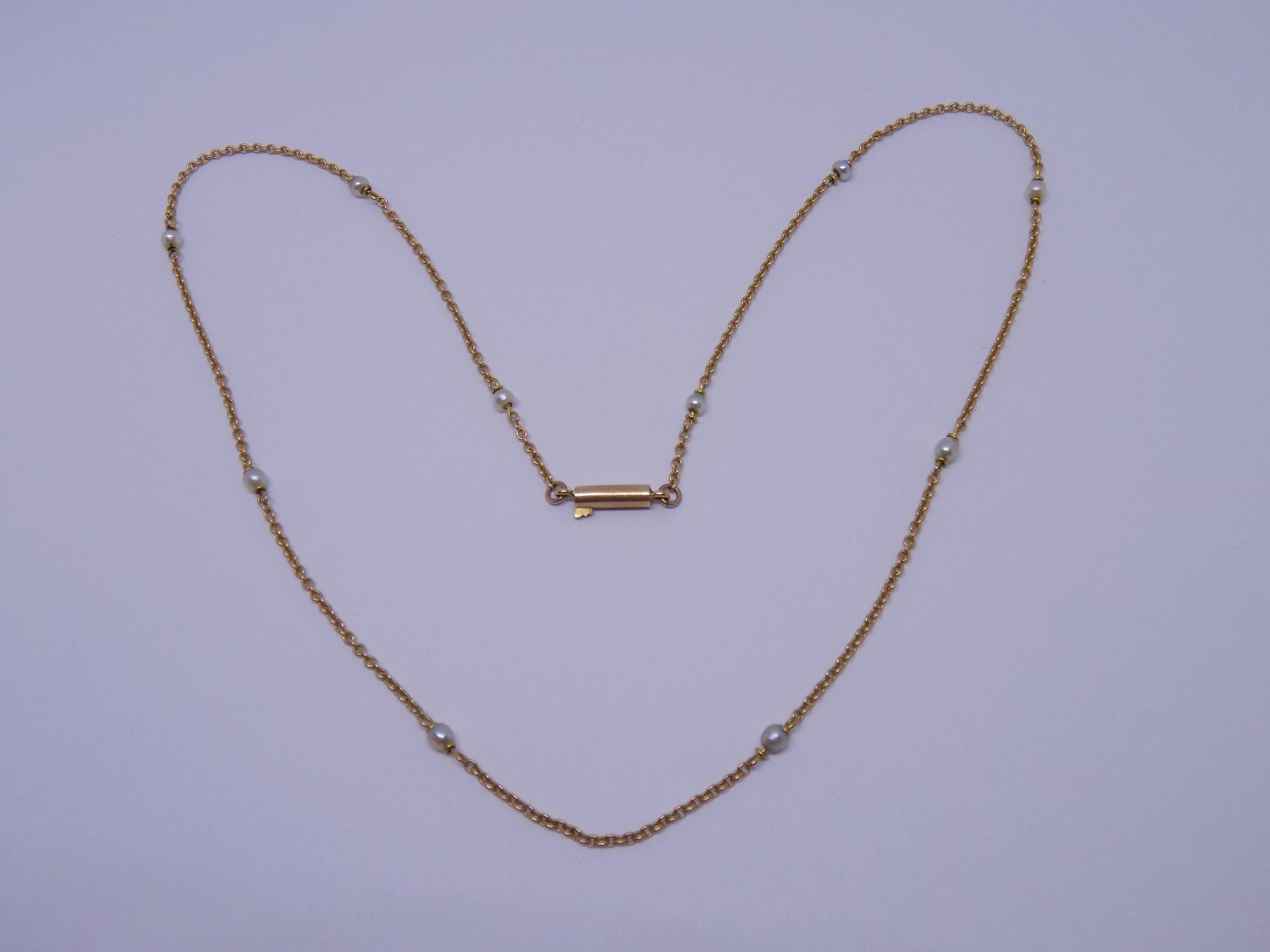 A Lovely Edwardian c.1900s Gold and natural seed Pearl necklace chain. English origin.

Length 16 1/2