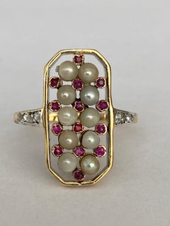 Anillo eduardiano antiguo de oro con perlas, rubíes y diamantes