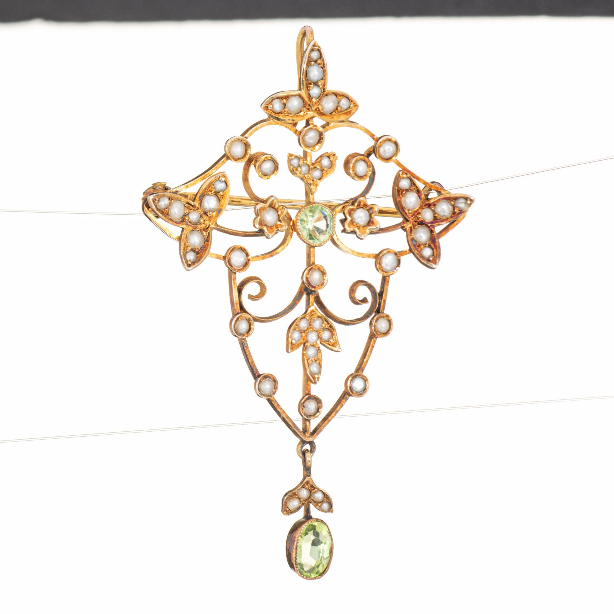 Pendente antico edoardiano finemente dettagliato (circa inizio 1900), realizzato in oro giallo 9k. 

Il peridoto misura 4 mm e 5 mm x 4 mm. Piccole perle da 1 mm a 2 mm adornano il ciondolo.  

Il ciondolo, splendidamente dettagliato, mette in