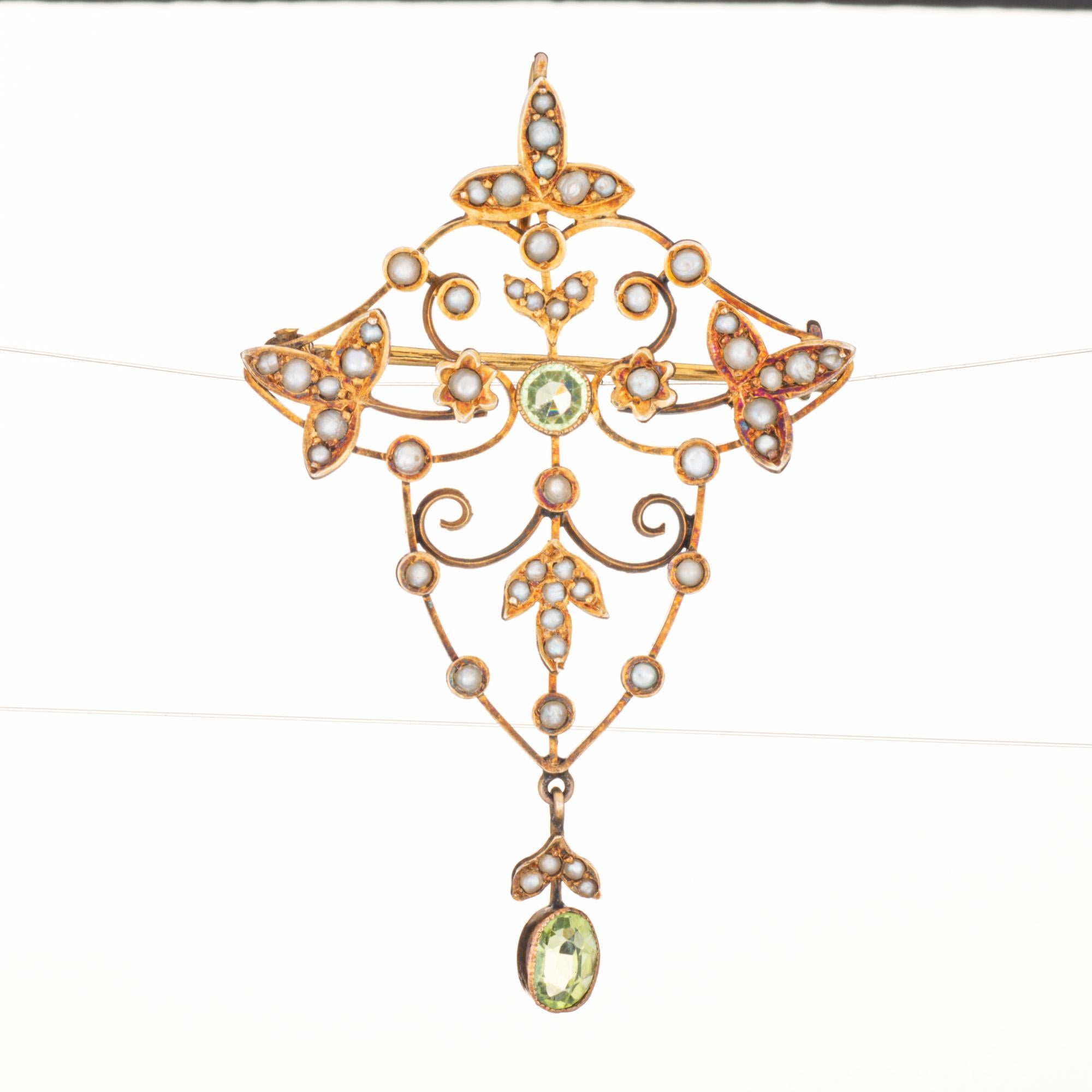 Taglio rotondo Antico ciondolo edoardiano Spilla Peridot Seed Pearls Gioielli in oro giallo 9k in vendita