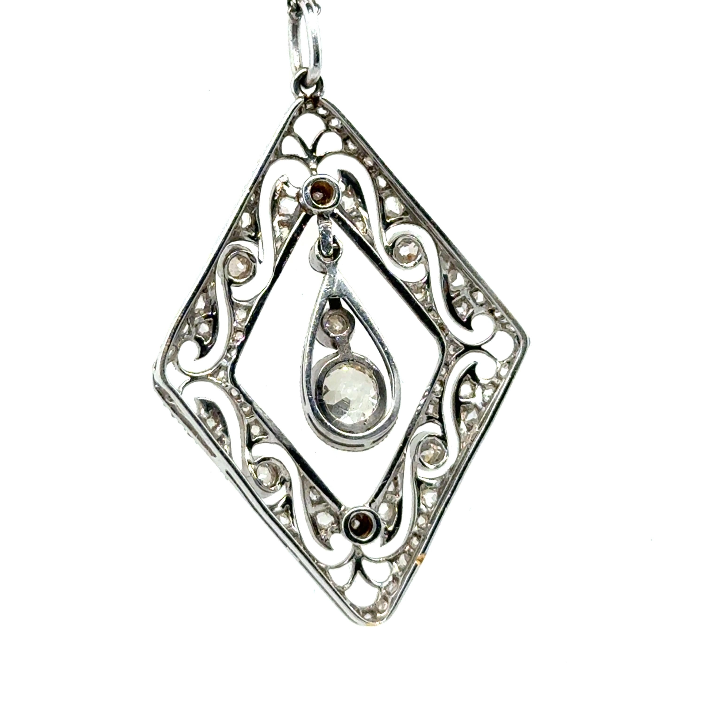 Pendentif édouardien ancien en platine et or blanc avec diamants en vente 6