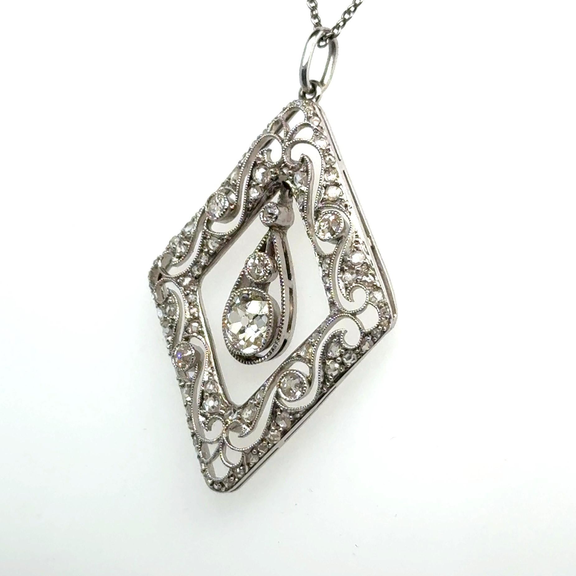 Pendentif édouardien ancien en platine et or blanc avec diamants en vente 7