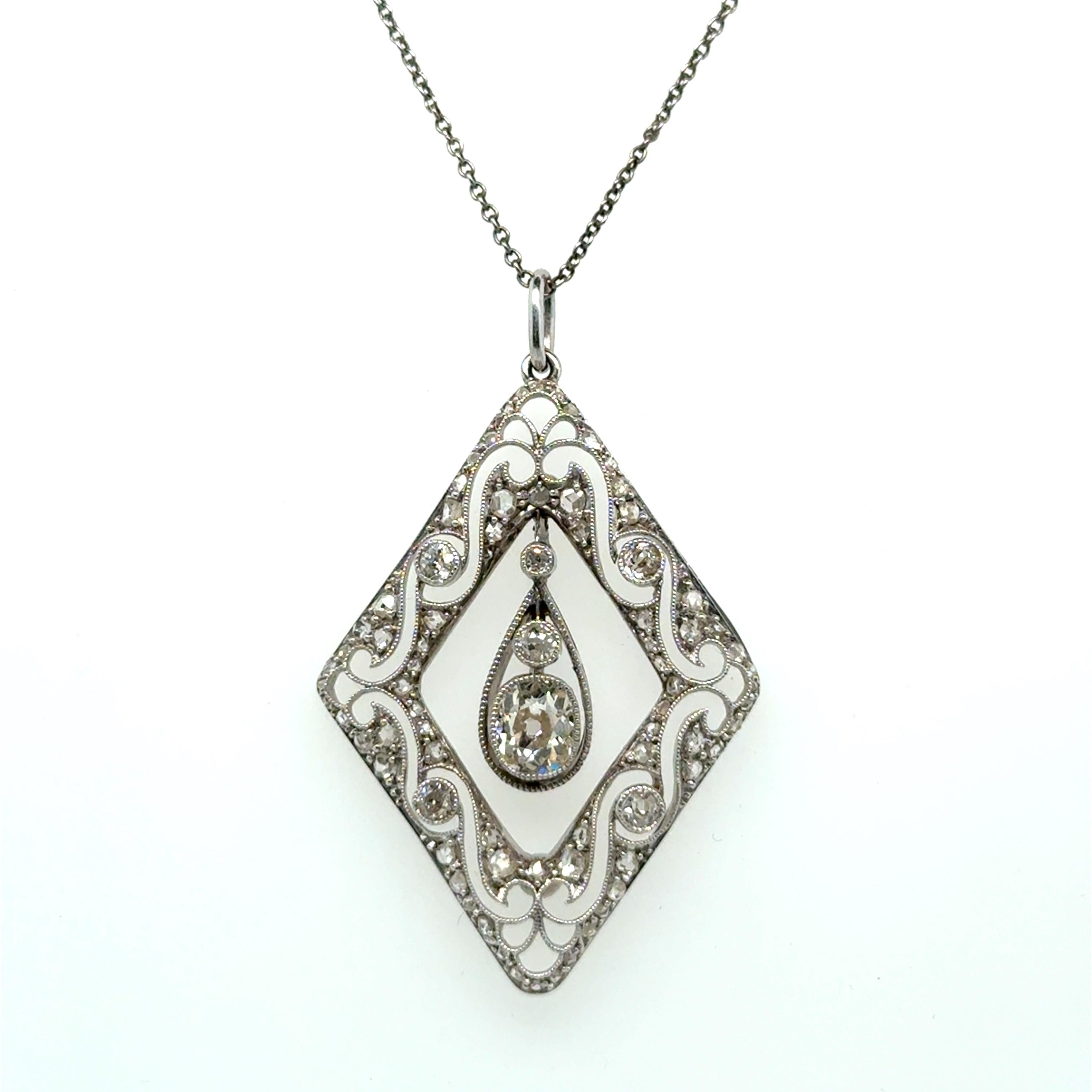 Exemple stupéfiant de l'artisanat édouardien, ce pendentif antique exquis est magistralement composé de platine et d'or blanc. En son cœur se trouve un captivant diamant de 0,65 carat de taille ovale, de couleur I-J et de pureté vs, rayonnant d'un