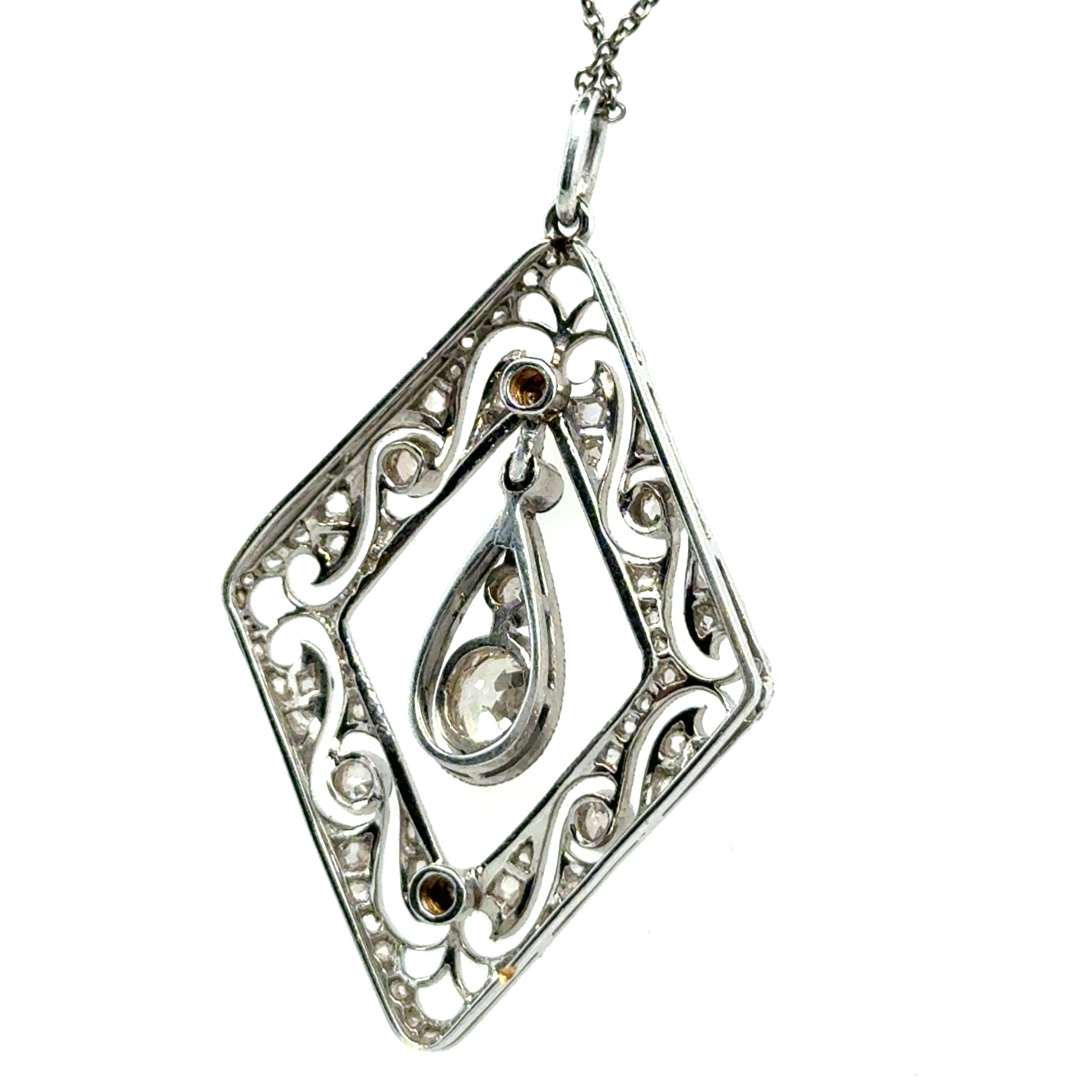 Taille coussin antique Pendentif édouardien ancien en platine et or blanc avec diamants en vente