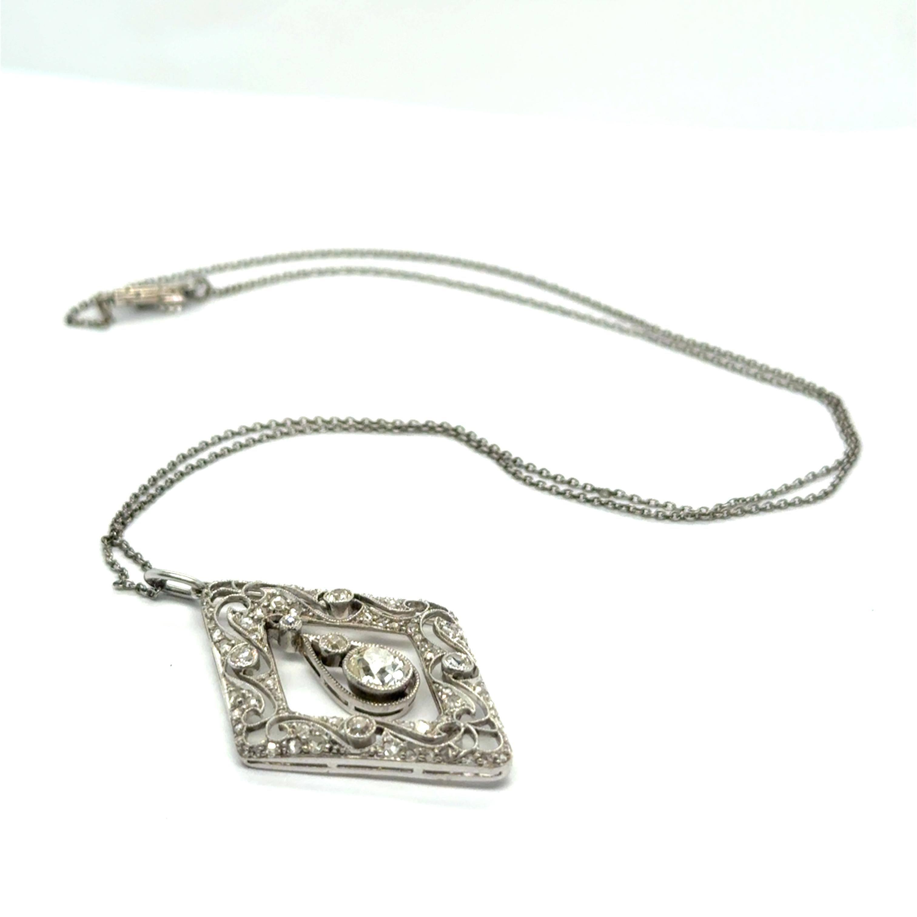 Pendentif édouardien ancien en platine et or blanc avec diamants en vente 2