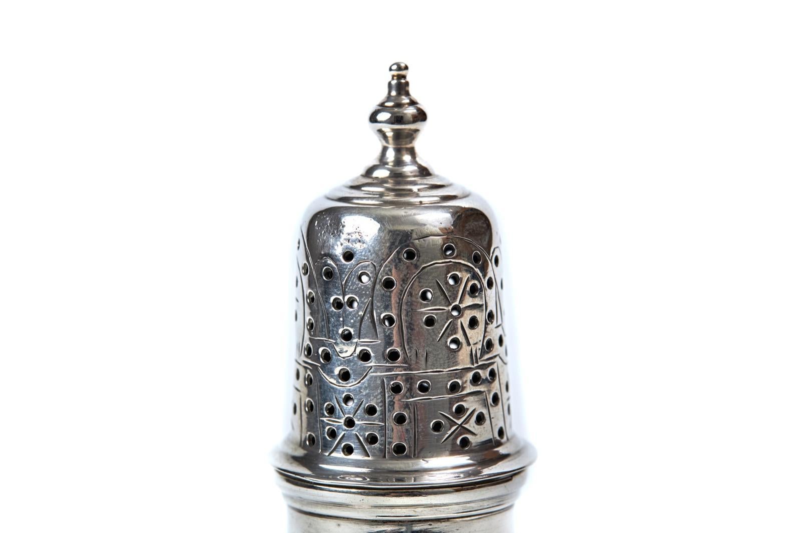 Antique Edwardian Pepper Caster In Good Condition For Sale In Ipswich, GB