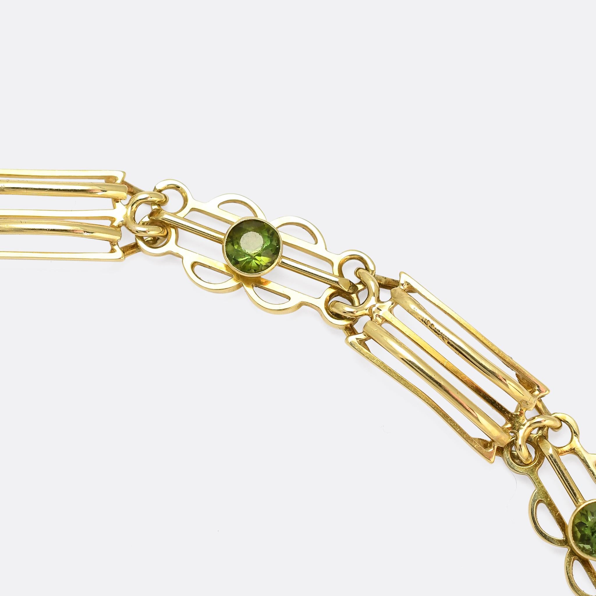 Antique Edwardian Peridot Gate-Link Bracelet In Good Condition In Sale, Cheshire