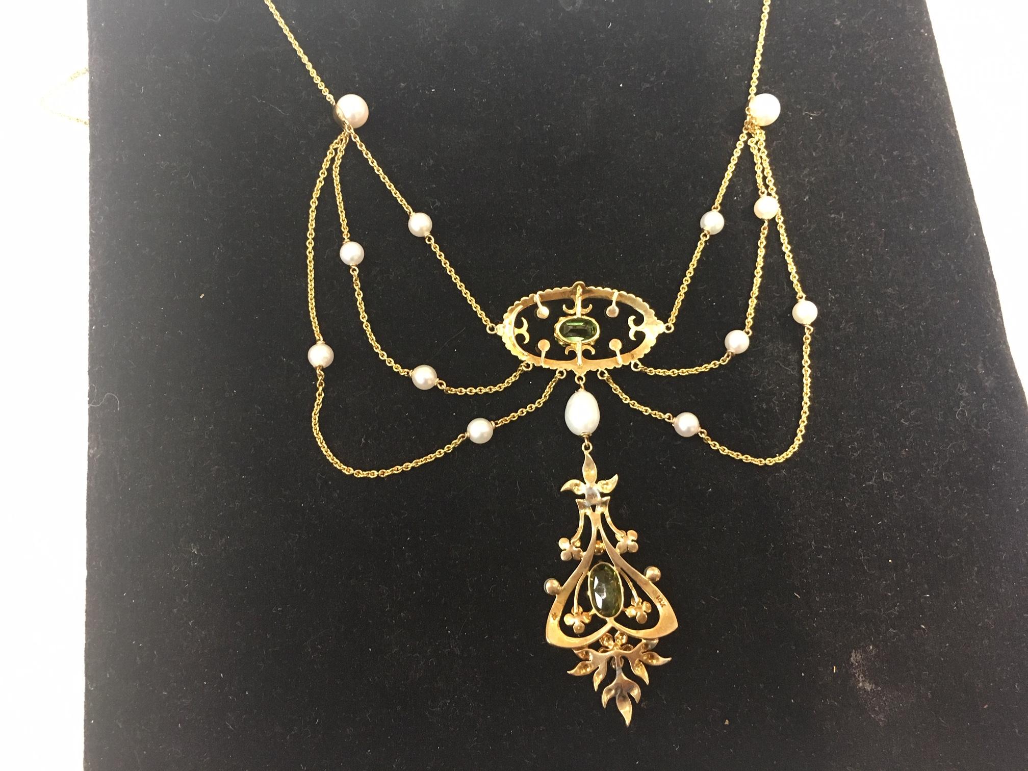 Collier édouardien ancien en forme de guirlande en or avec péridots et perles, ancienne propriété de bijouterie d'art Excellent état - En vente à Montreal, QC