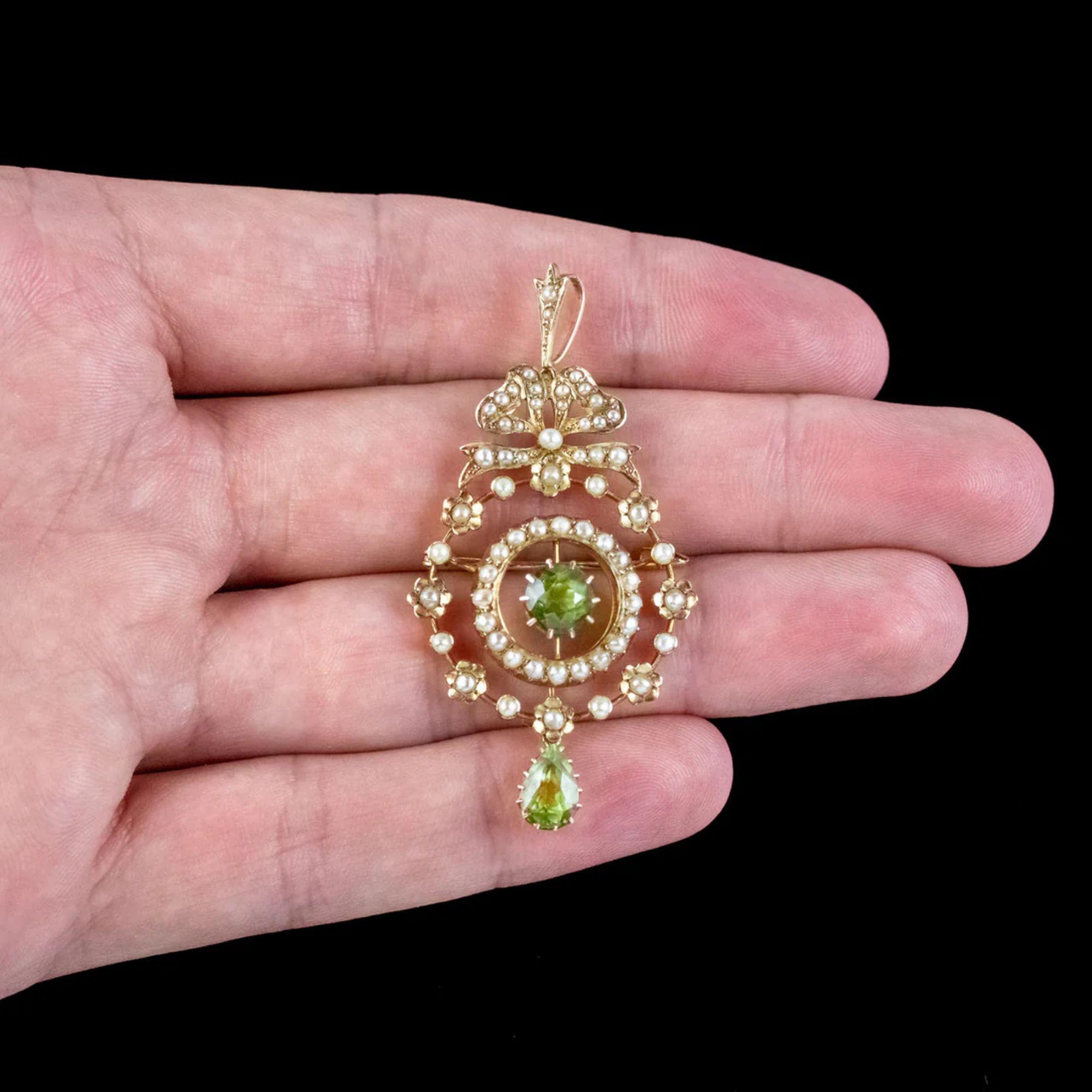 Antique Edwardian Peridot Pearl Pendant in 15ct Gold, circa 1901-1915 For Sale 2