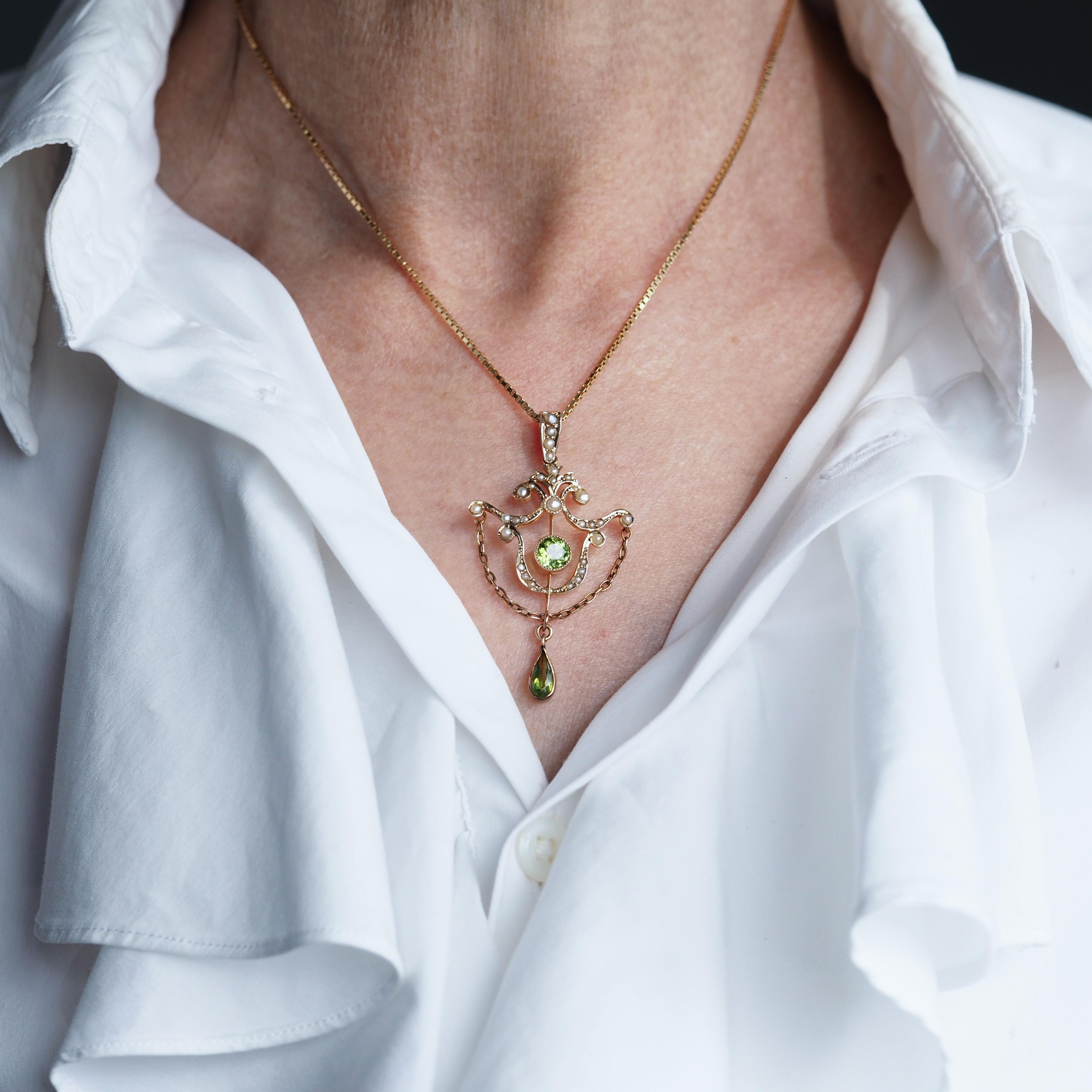 Antique Edwardian Peridot & Seed Pearl Pendant Necklace 9K Gold - 1909 In Good Condition For Sale In London, GB
