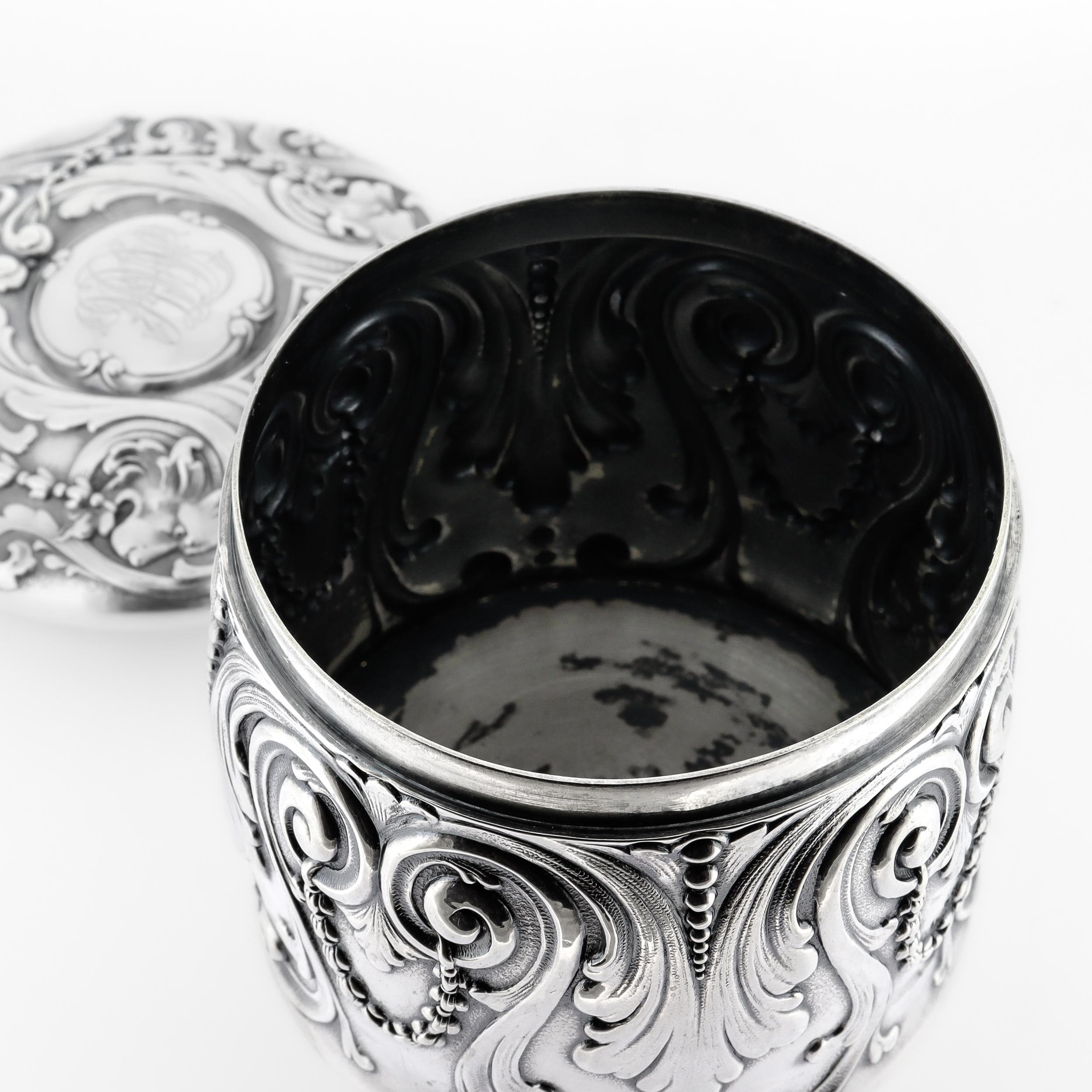 Antica cassettiera rivestita Tiffany Sterling Silver Repousse del periodo edoardiano in vendita 3