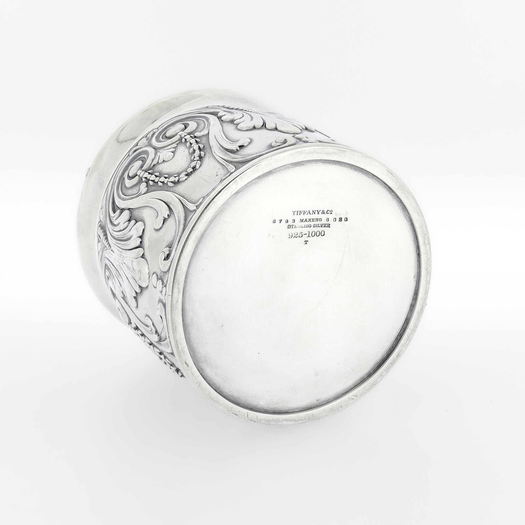 Antica cassettiera rivestita Tiffany Sterling Silver Repousse del periodo edoardiano in vendita 5
