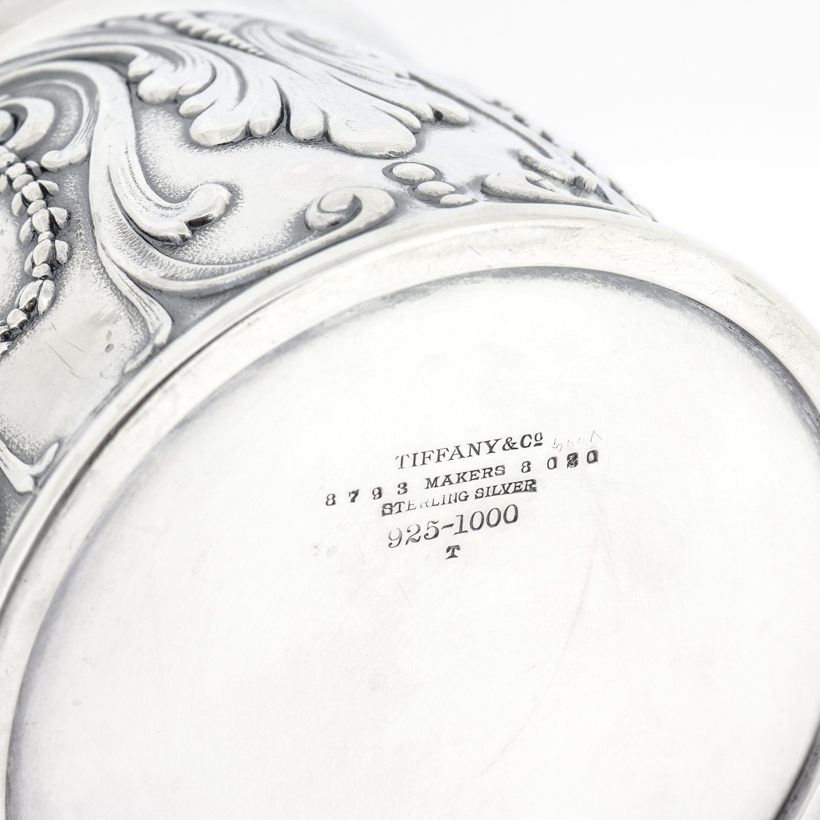 Antica cassettiera rivestita Tiffany Sterling Silver Repousse del periodo edoardiano in vendita 6