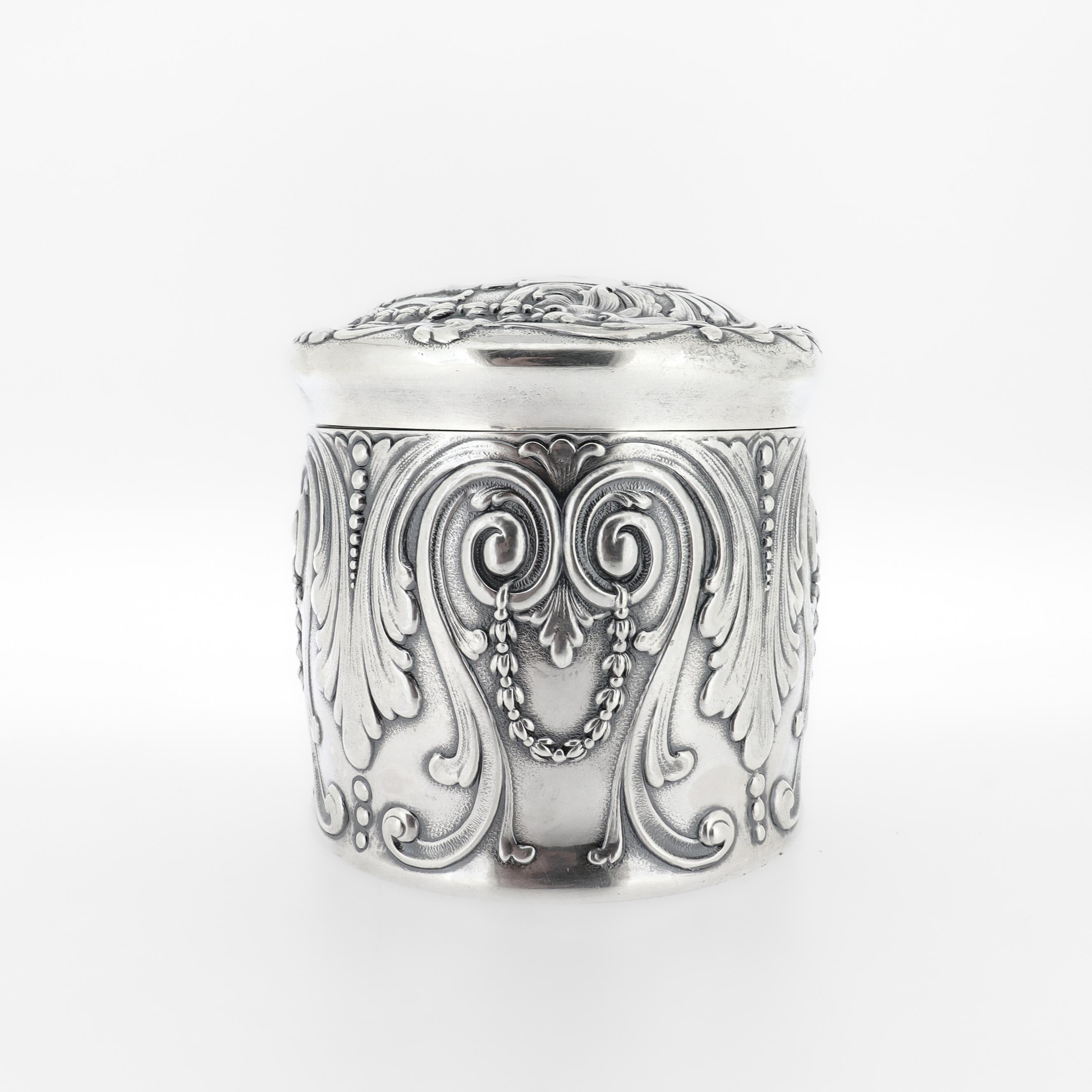 Una bella cassettiera antica firmata.

Da Tiffany & Co. 

In argento sterling.

Con decorazioni in repousse di foglie d'acanto, ghirlande di fiori e volute. 

Monogram sul coperchio.

Completamente marcato alla base per Tiffany.

Una cassettiera