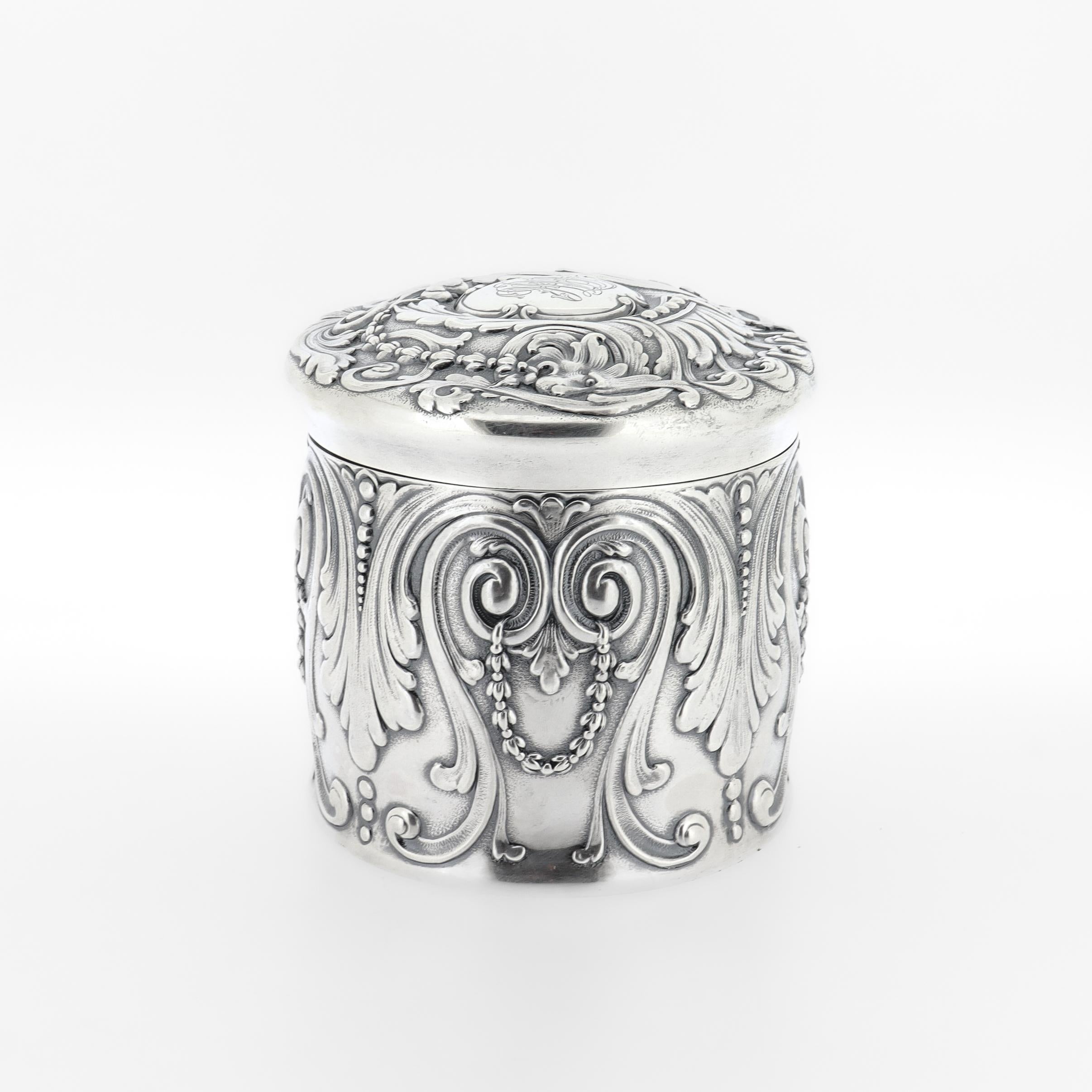 Edoardiano Antica cassettiera rivestita Tiffany Sterling Silver Repousse del periodo edoardiano in vendita