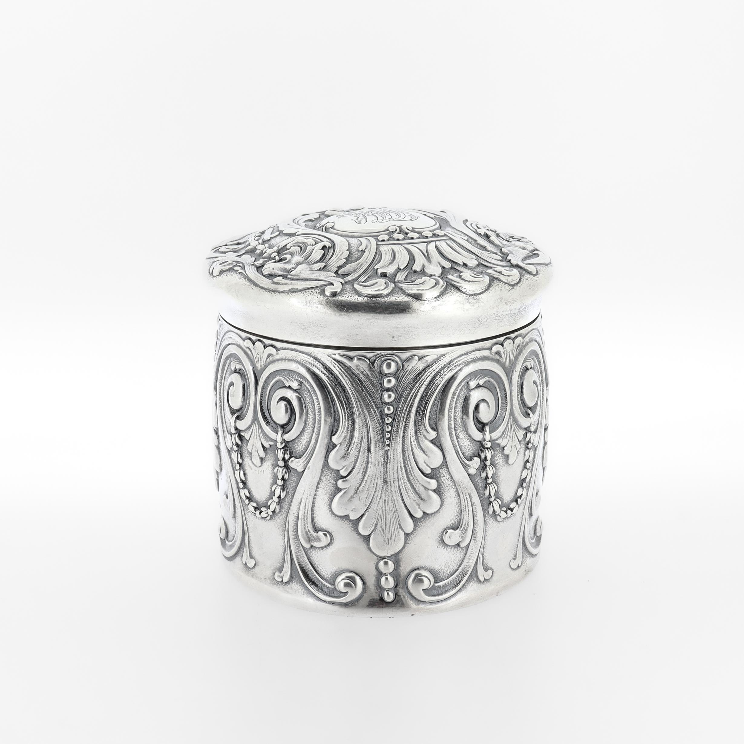 Americano Antica cassettiera rivestita Tiffany Sterling Silver Repousse del periodo edoardiano in vendita