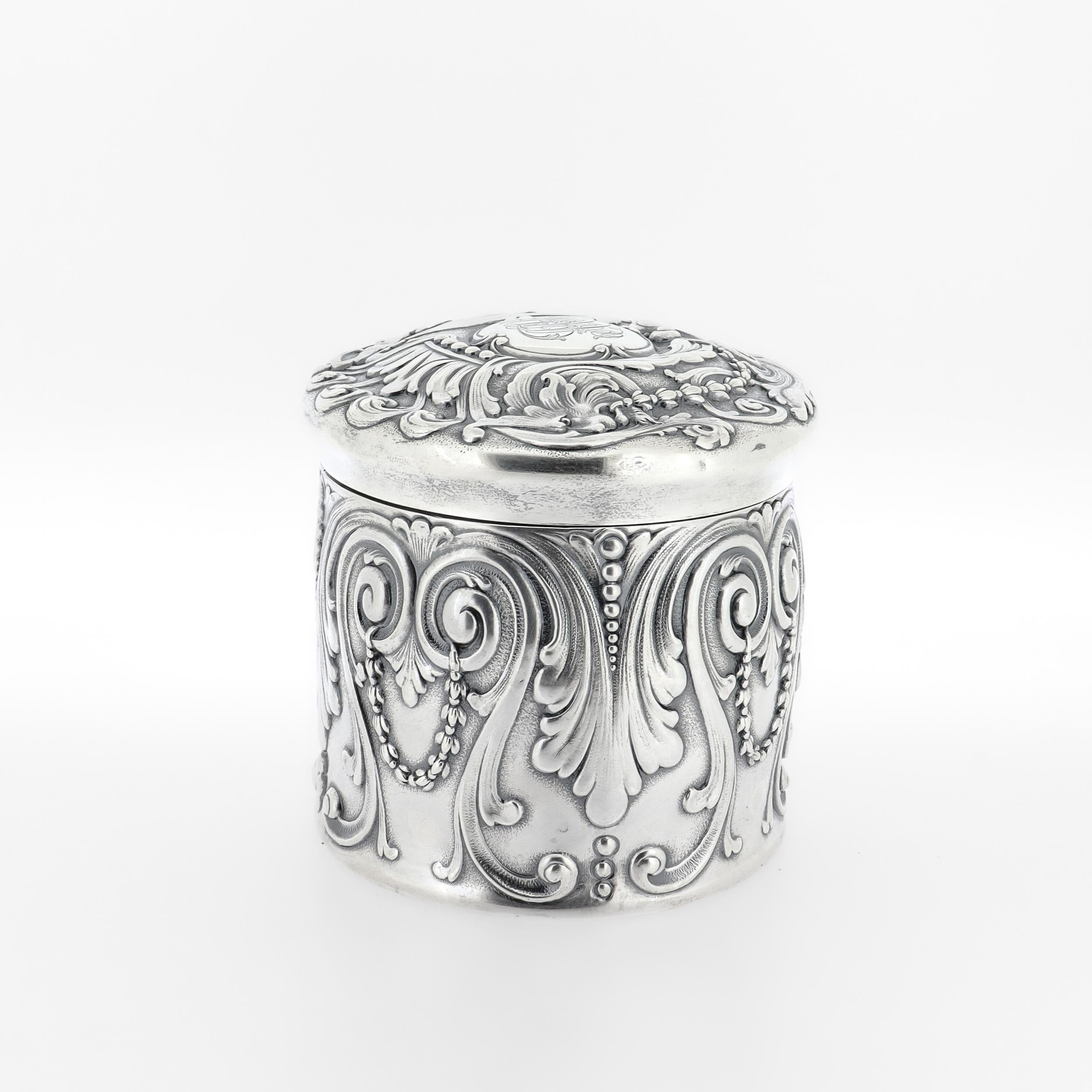Antica cassettiera rivestita Tiffany Sterling Silver Repousse del periodo edoardiano In condizioni buone in vendita a Philadelphia, PA