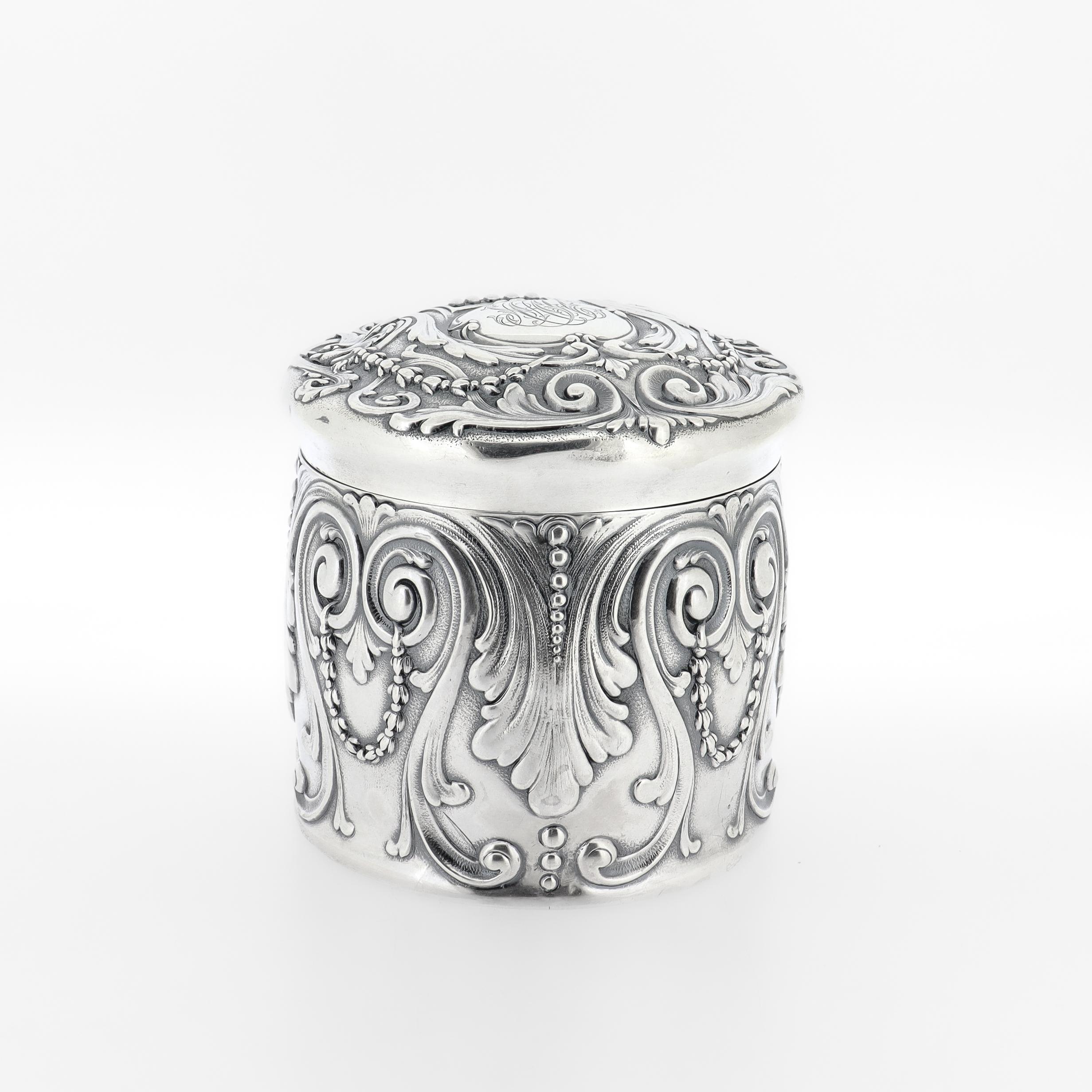 XX secolo Antica cassettiera rivestita Tiffany Sterling Silver Repousse del periodo edoardiano in vendita