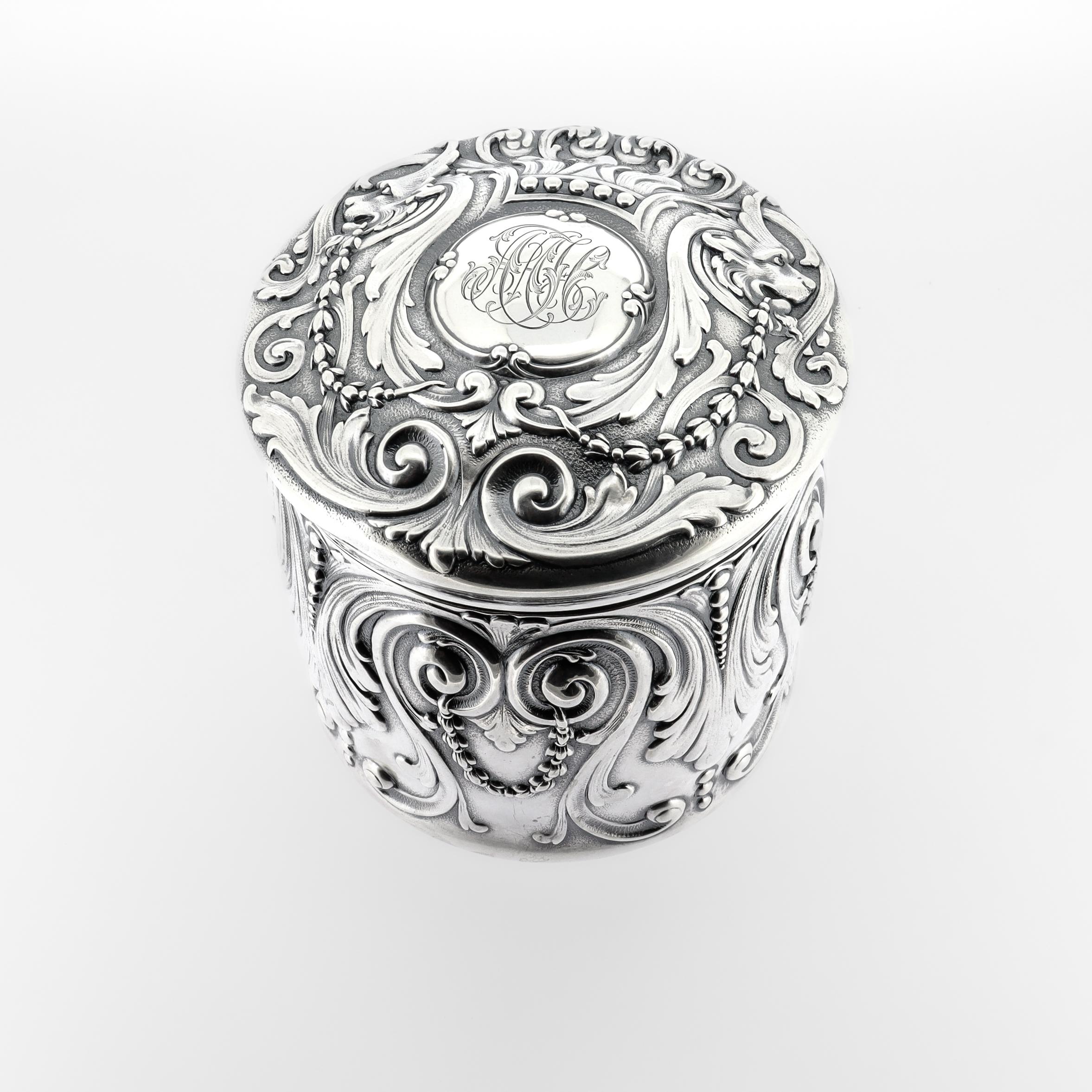 Argento 925 Antica cassettiera rivestita Tiffany Sterling Silver Repousse del periodo edoardiano in vendita