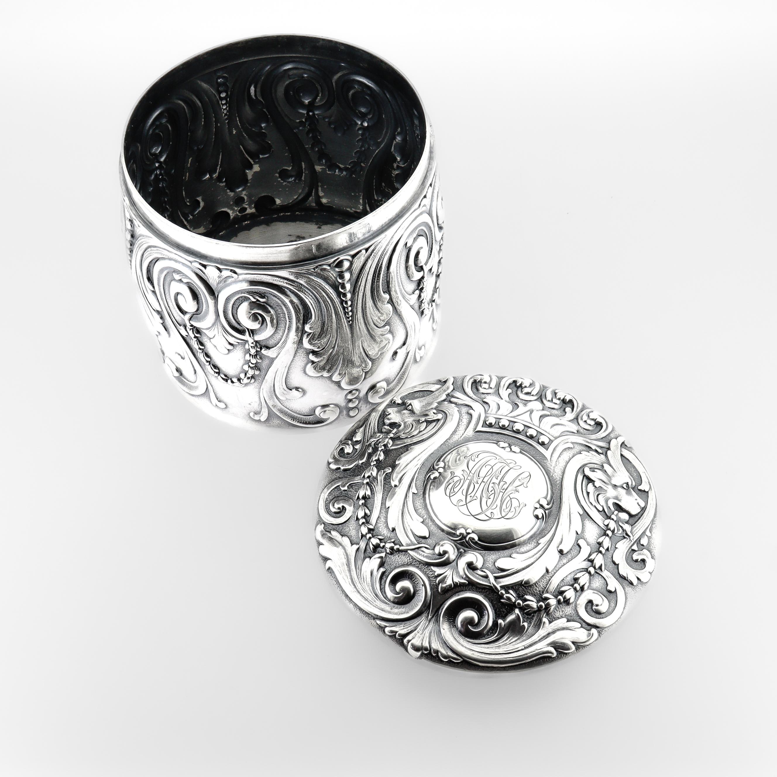 Antica cassettiera rivestita Tiffany Sterling Silver Repousse del periodo edoardiano in vendita 1