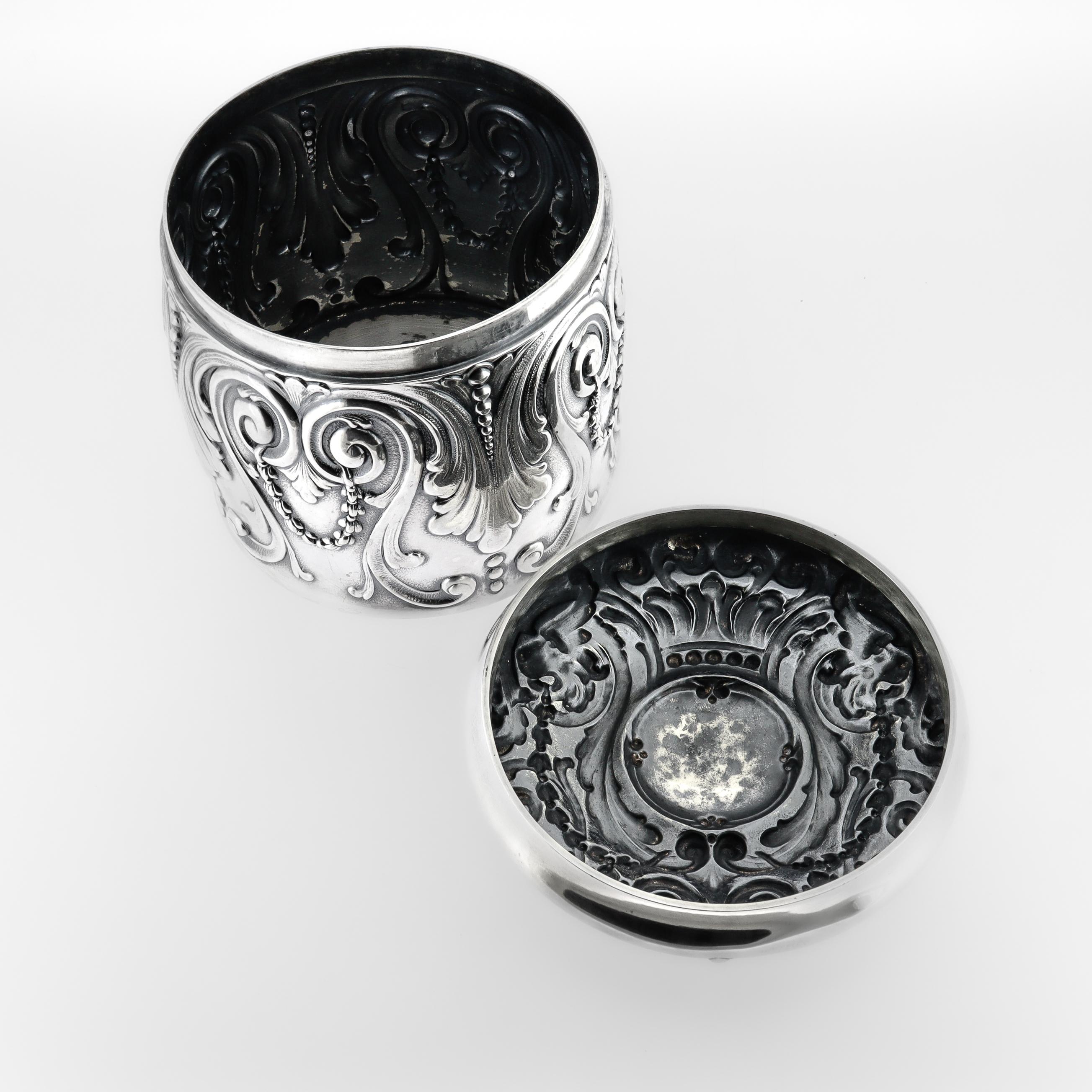 Antica cassettiera rivestita Tiffany Sterling Silver Repousse del periodo edoardiano in vendita 2